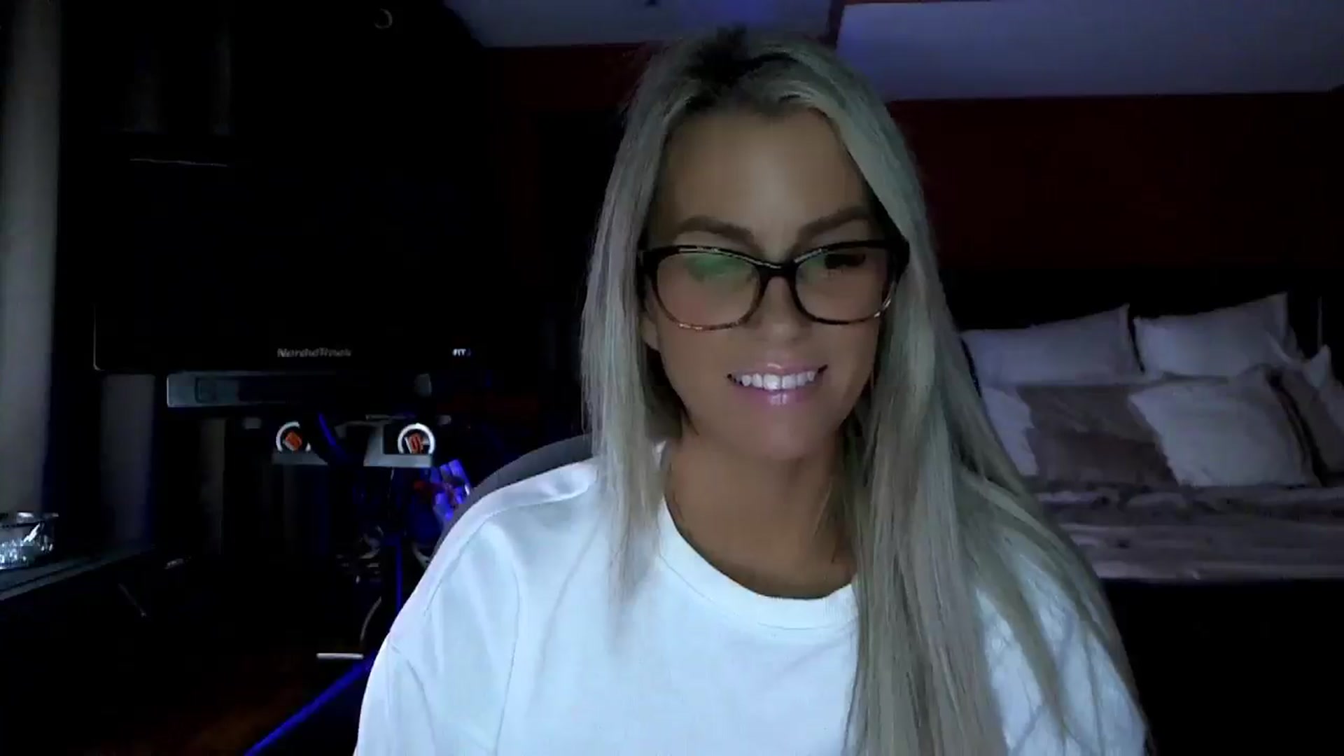 Gallery image thumbnail from Cora9's myfreecams stream on, 12/17/2025, 06:13 image 2 of 20