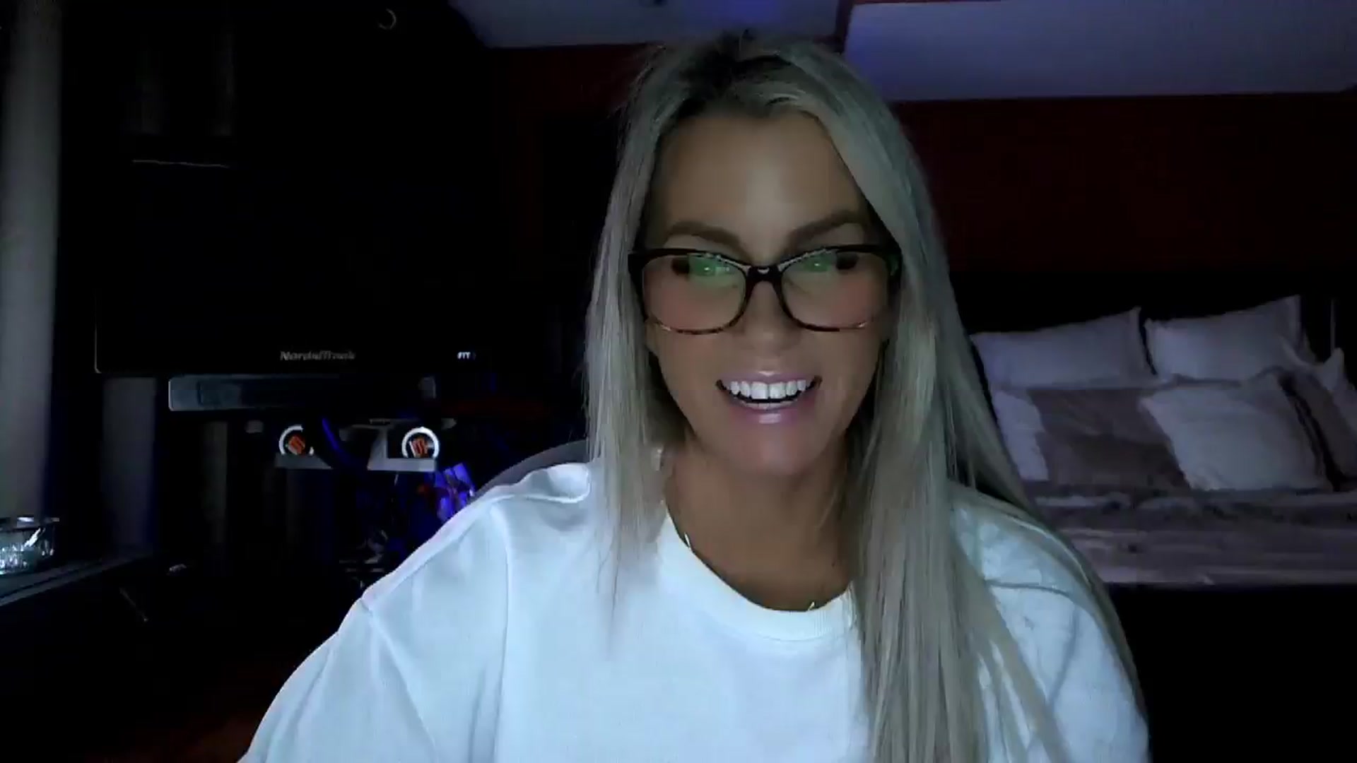 Gallery image thumbnail from Cora9's myfreecams stream on, 12/17/2025, 06:13 image 1 of 20