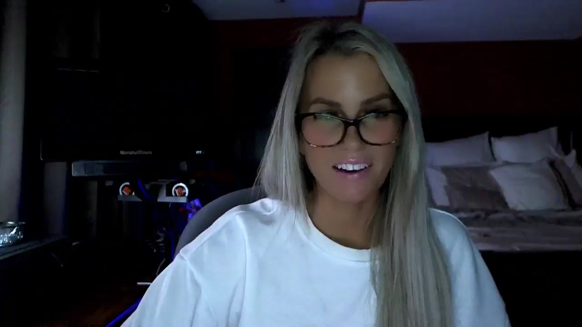 Gallery image thumbnail from Cora9's myfreecams stream on, 12/17/2025, 06:13 image 12 of 20