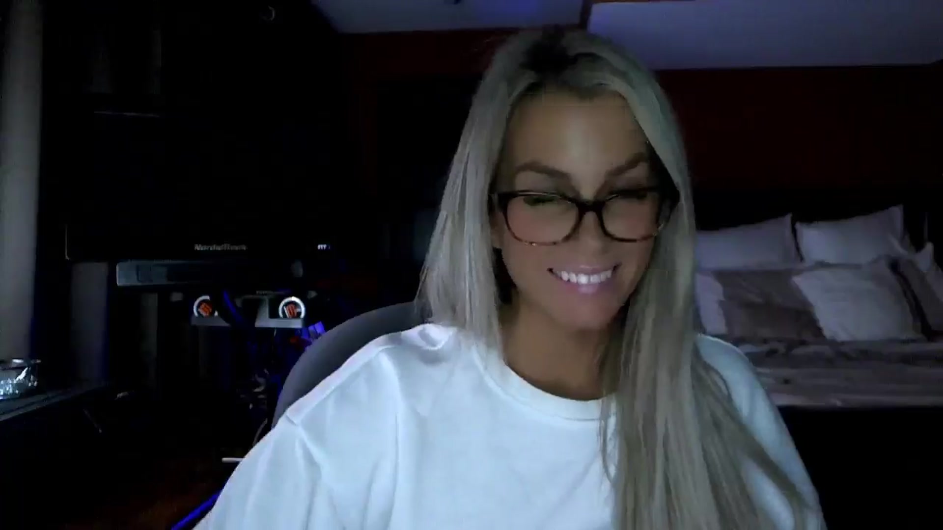 Gallery image thumbnail from Cora9's myfreecams stream on, 12/17/2025, 06:13 image 13 of 20