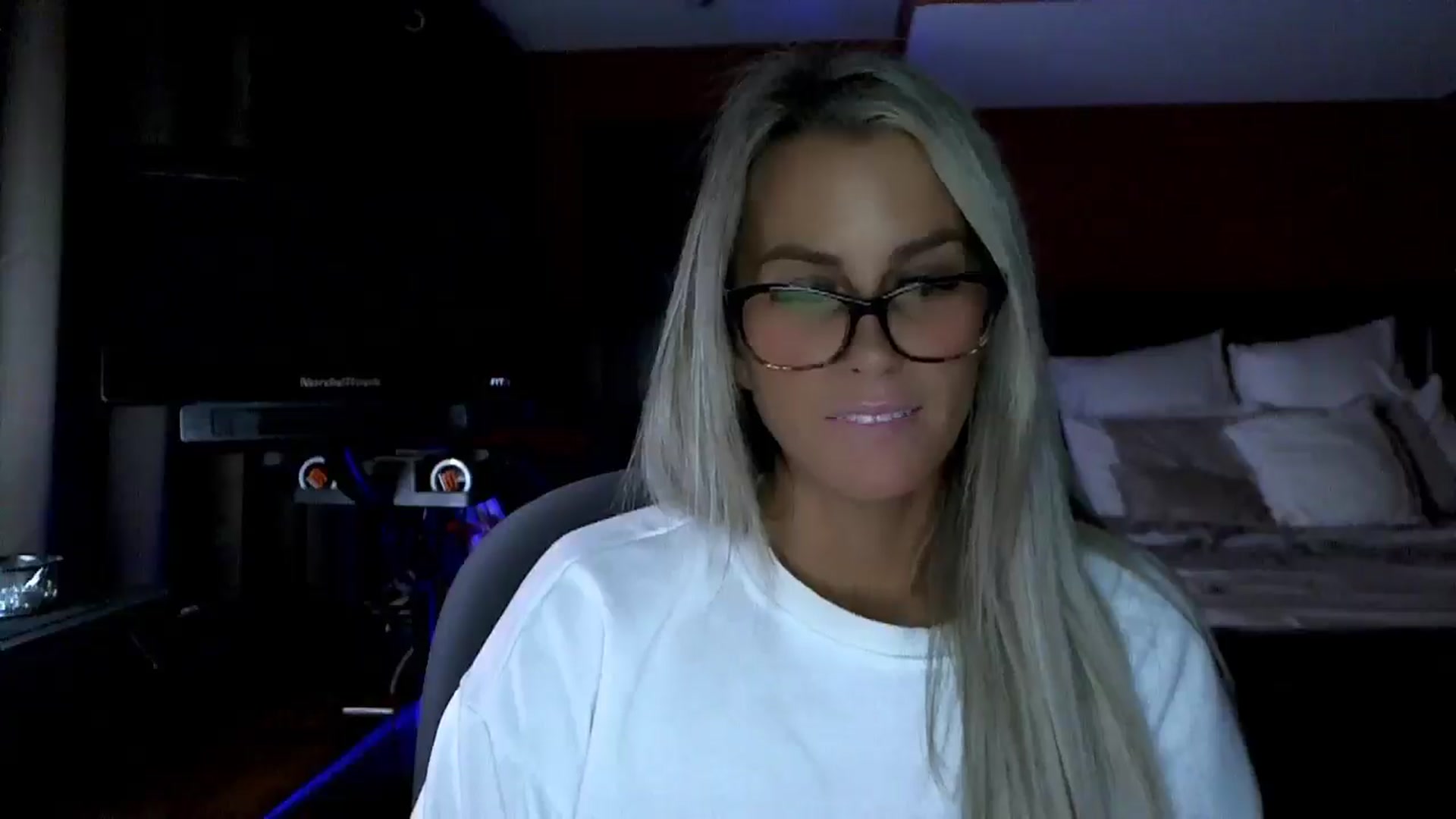 Gallery image thumbnail from Cora9's myfreecams stream on, 12/17/2025, 06:13 image 18 of 20