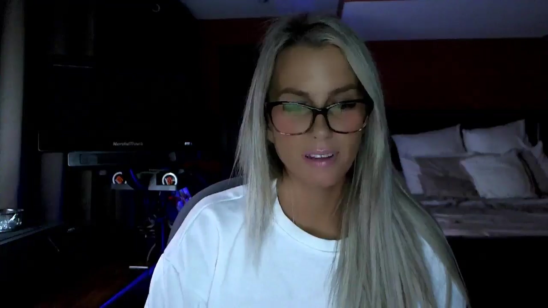 Gallery image thumbnail from Cora9's myfreecams stream on, 12/17/2025, 06:13 image 6 of 20