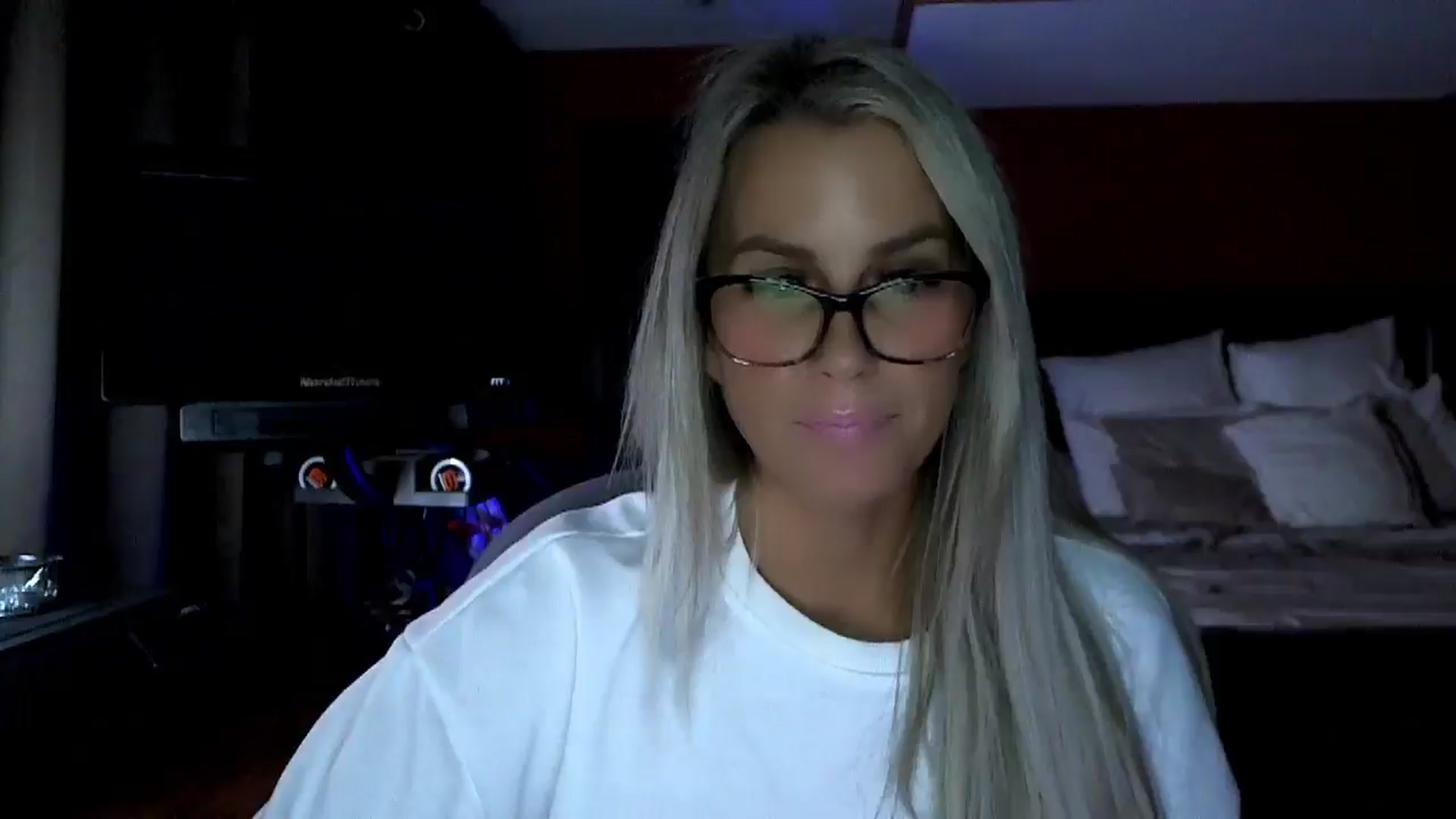 Gallery image thumbnail from Cora9's myfreecams stream on, 12/17/2025, 06:13 image 7 of 20