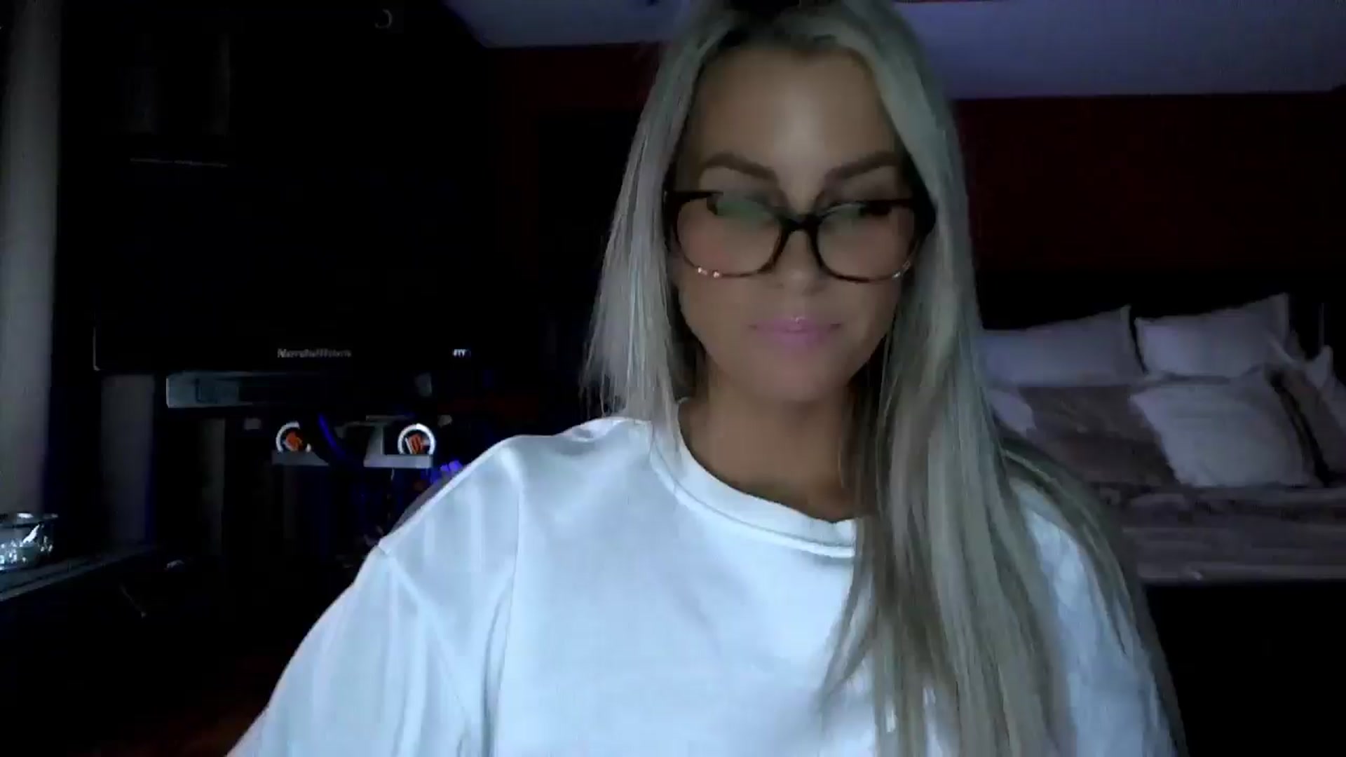 Gallery image thumbnail from Cora9's myfreecams stream on, 12/17/2025, 06:13 image 10 of 20