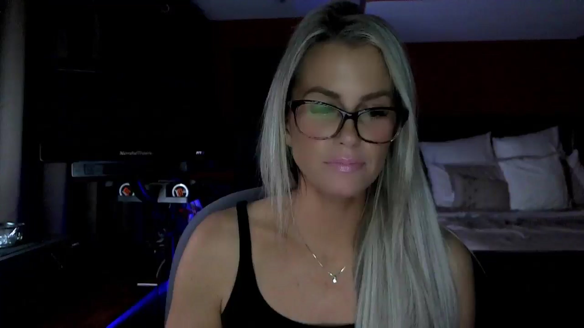 Gallery image thumbnail from Cora9's myfreecams stream on, 12/18/2025, 06:05 image 15 of 20