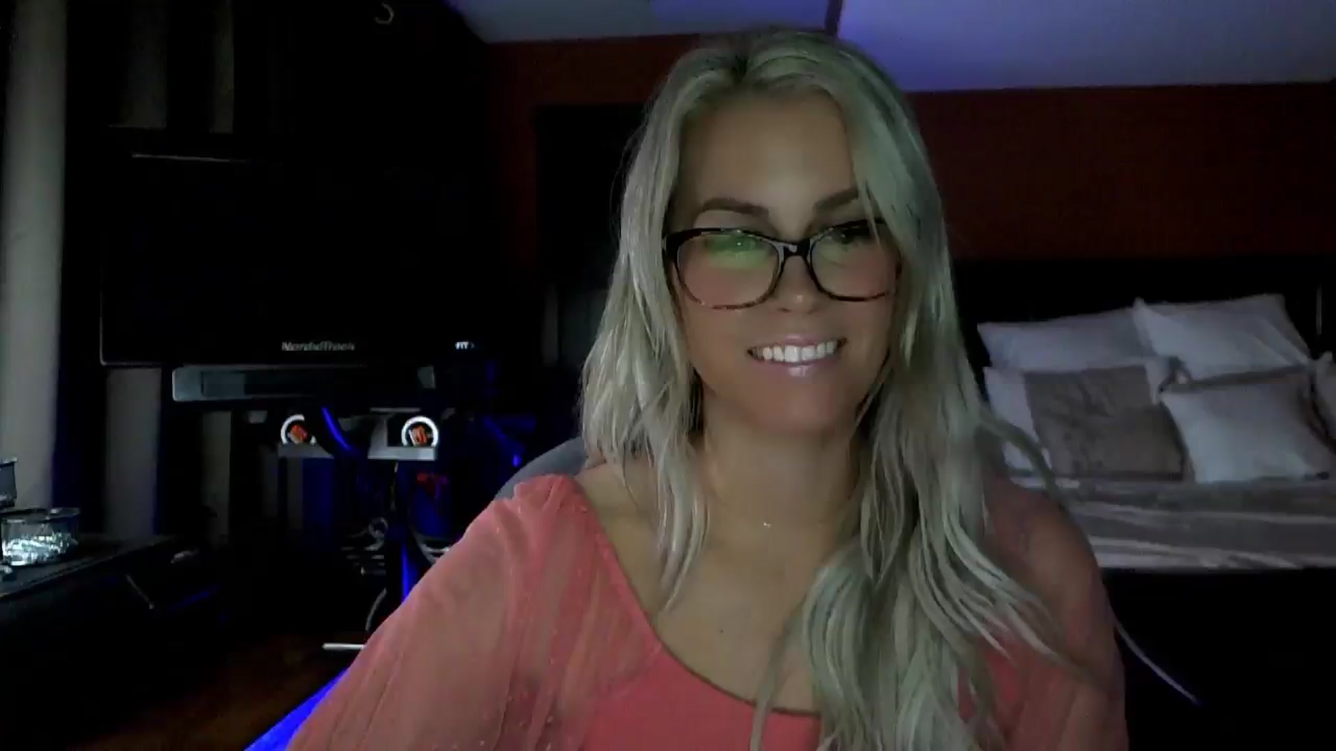 Gallery image thumbnail from Cora9's myfreecams stream on, 01/16/2026, 06:02 image 15 of 20