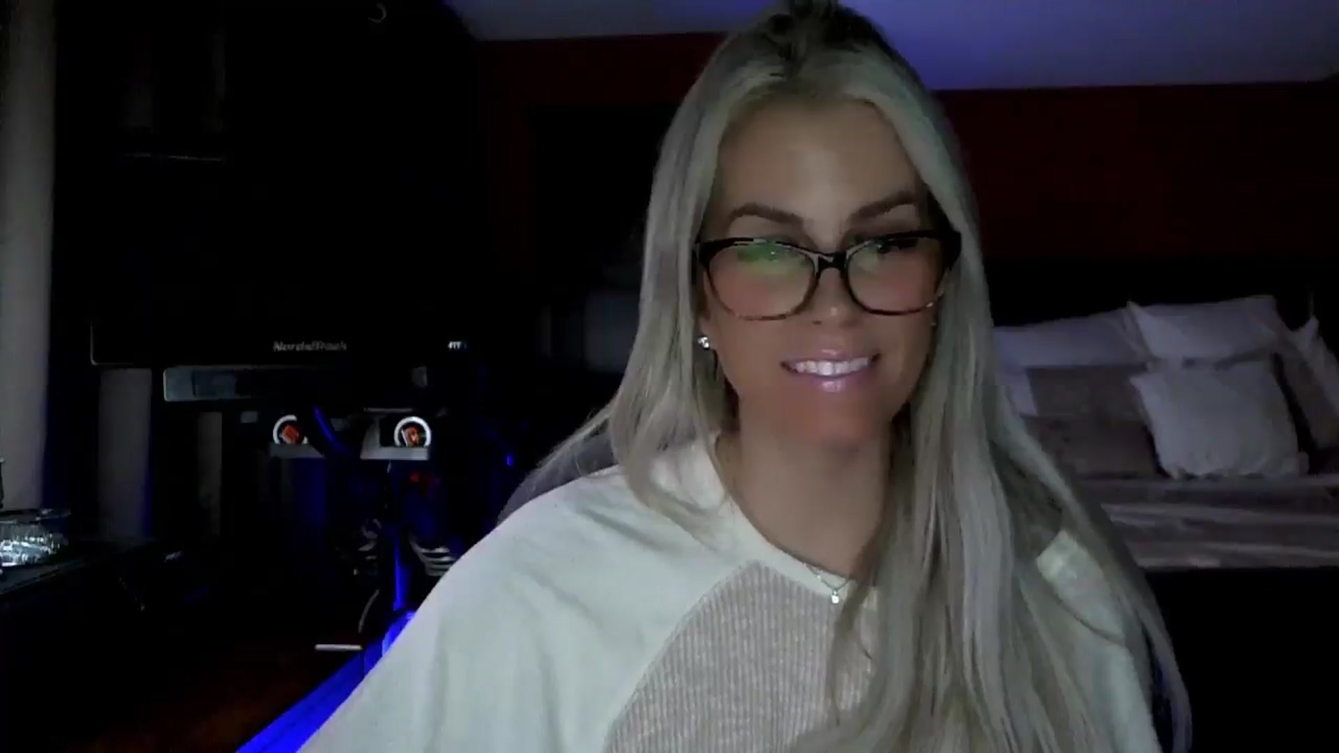Gallery image thumbnail from Cora9's myfreecams stream on, 01/21/2026, 05:56 image 16 of 20