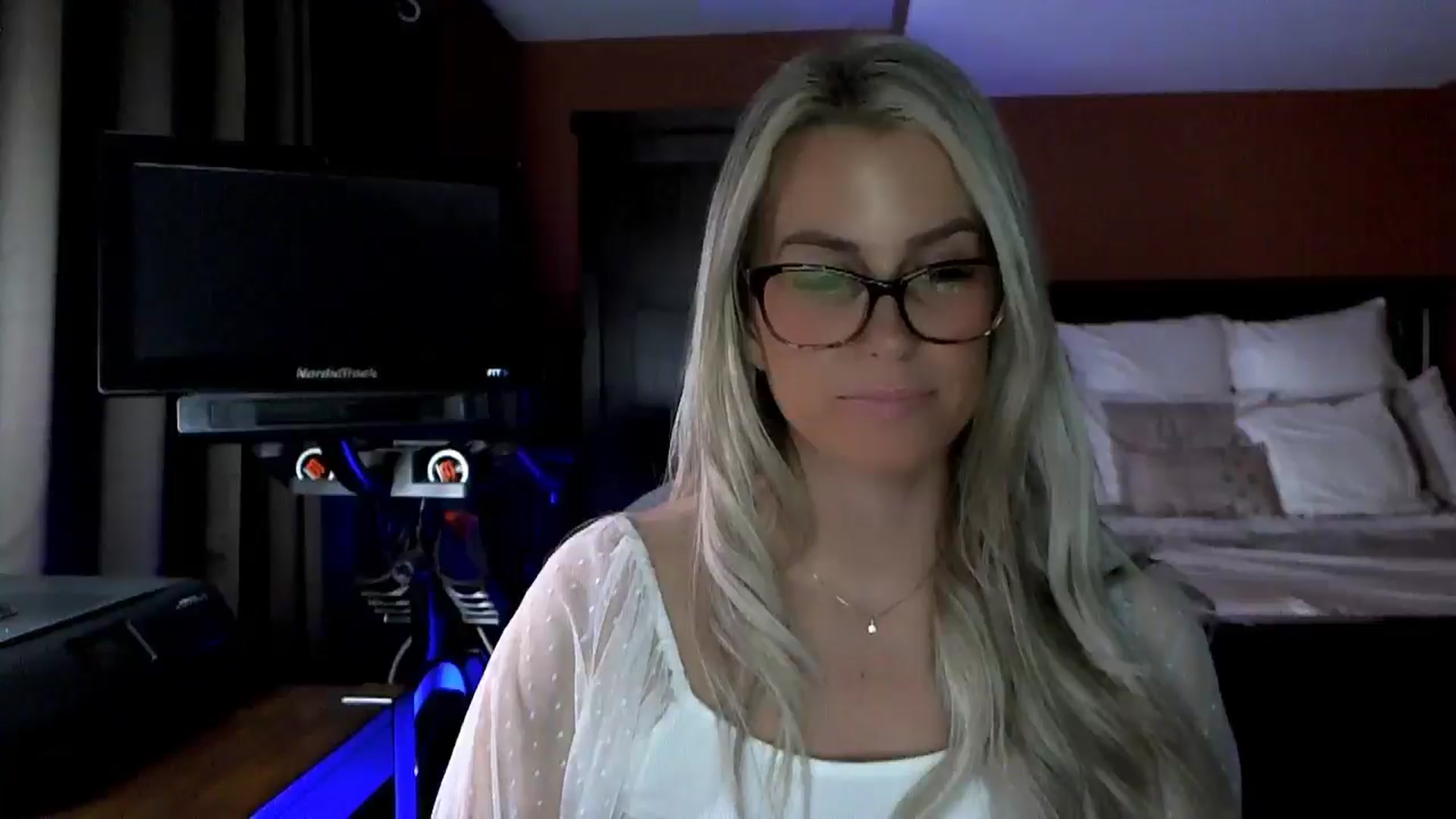 Gallery image thumbnail from Cora9's myfreecams stream on, 02/12/2026, 04:55 image 5 of 20