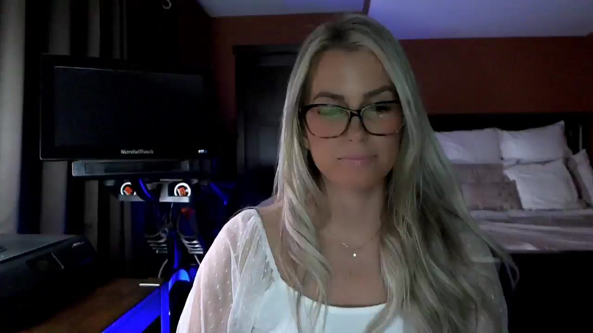 Gallery image thumbnail from Cora9's myfreecams stream on, 02/12/2026, 04:55 image 3 of 20