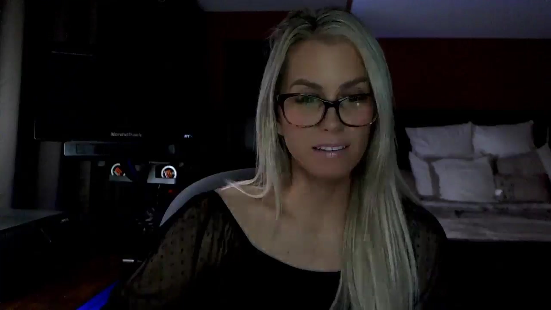 Gallery image thumbnail from Cora9's myfreecams stream on, 03/11/2026, 04:21 image 13 of 20