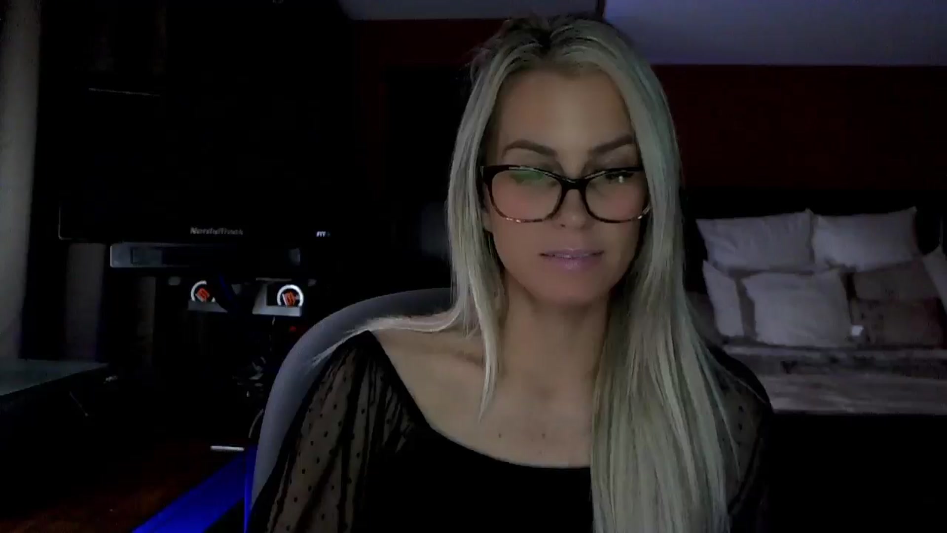 Gallery image thumbnail from Cora9's myfreecams stream on, 03/11/2026, 04:21 image 17 of 20