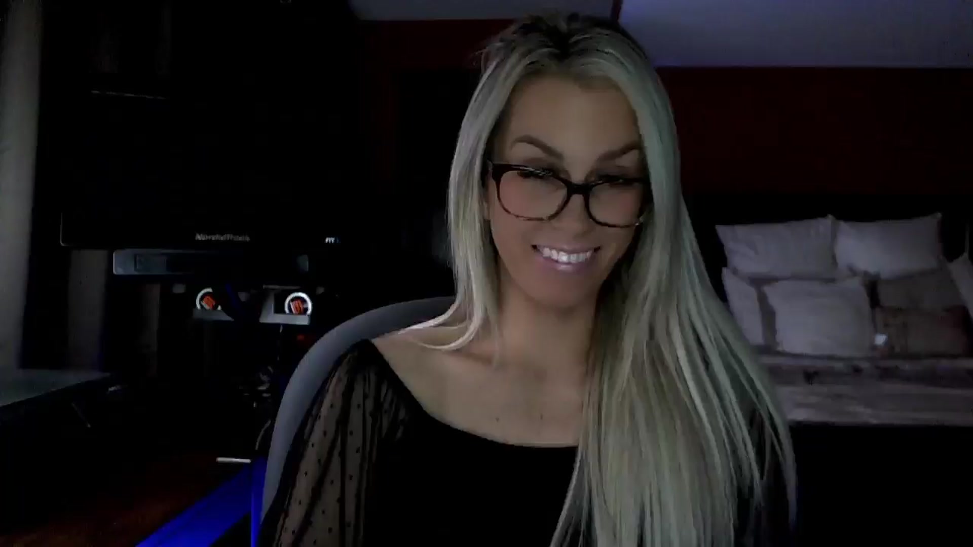 Gallery image thumbnail from Cora9's myfreecams stream on, 03/11/2026, 04:21 image 14 of 20