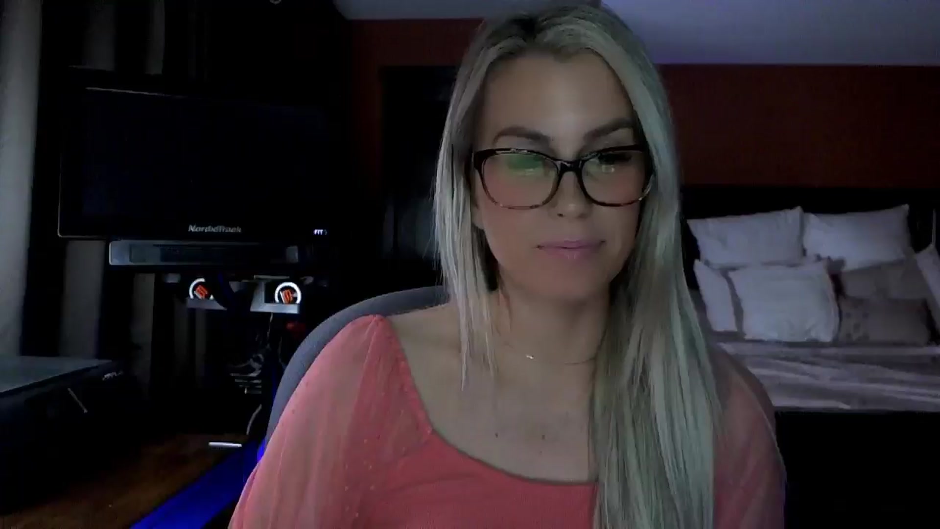 Gallery image thumbnail from Cora9's myfreecams stream on, 03/19/2026, 05:00 image 2 of 20