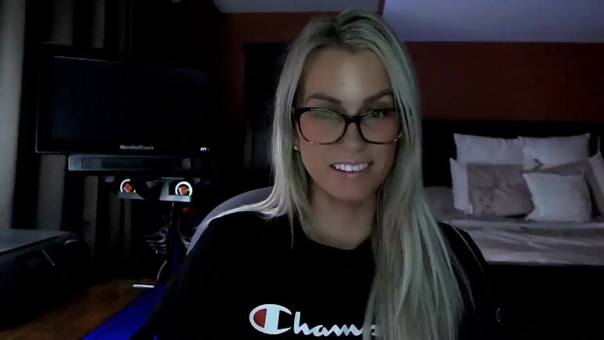 Gallery image thumbnail from Cora9's myfreecams stream on, 03/24/2026, 04:54 image 7 of 20
