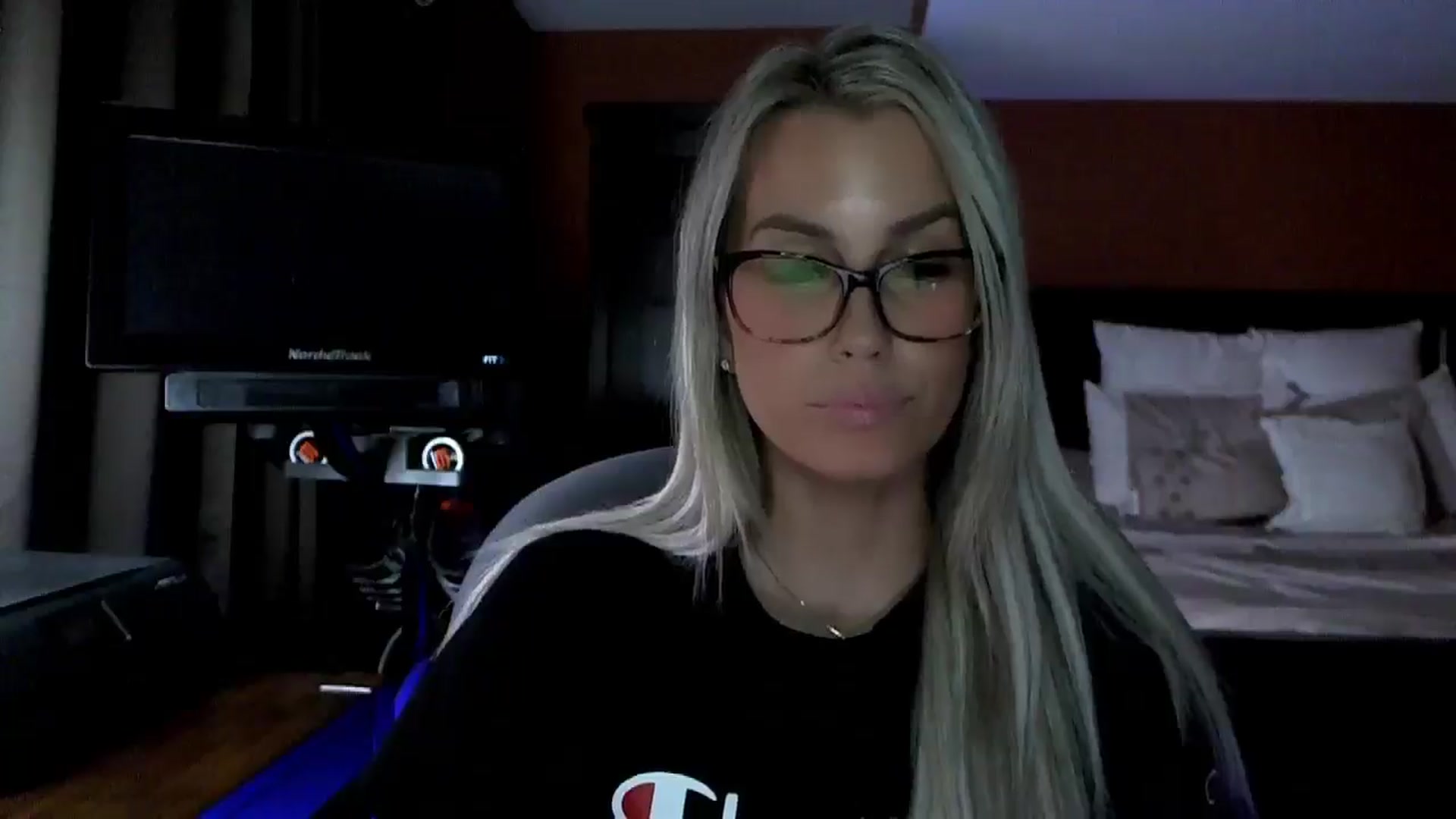 Gallery image thumbnail from Cora9's myfreecams stream on, 03/24/2026, 04:54 image 14 of 20