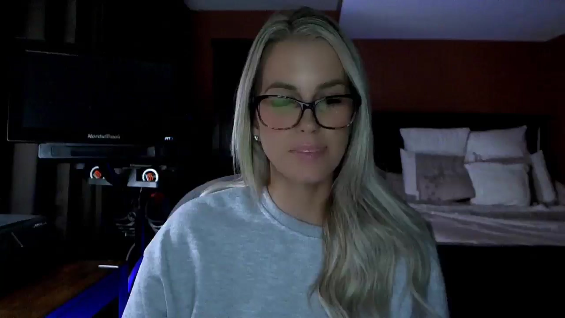Gallery image thumbnail from Cora9's myfreecams stream on, 04/29/2026, 05:52 image 18 of 20