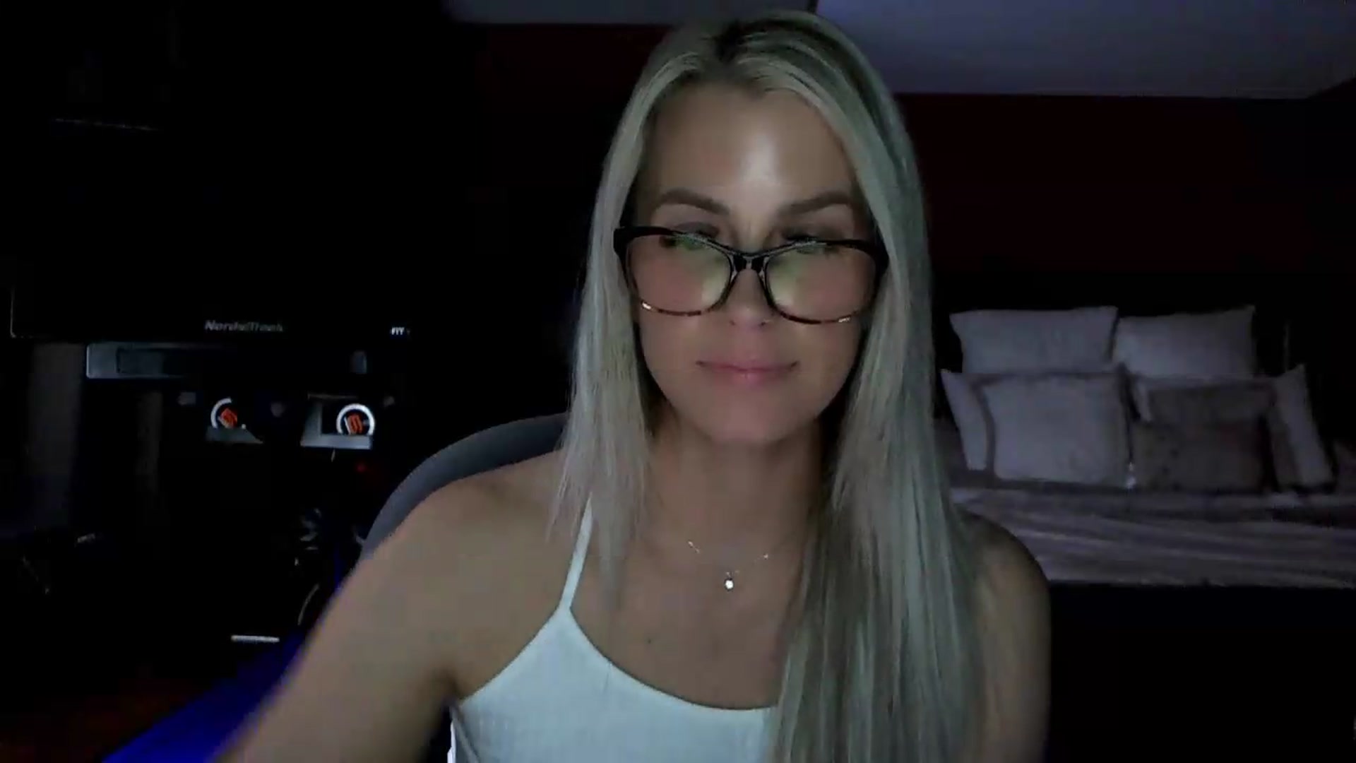 Gallery image thumbnail from Cora9's myfreecams stream on, 05/20/2026, 05:50 image 16 of 20