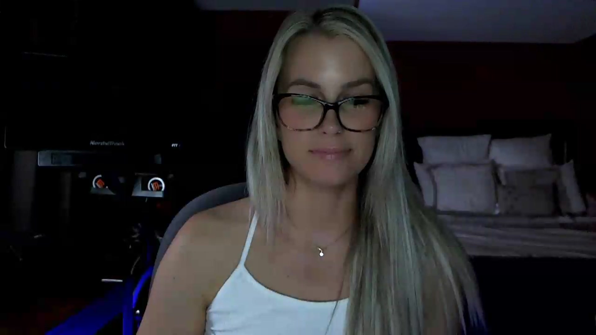Gallery image thumbnail from Cora9's myfreecams stream on, 05/20/2026, 05:50 image 4 of 20