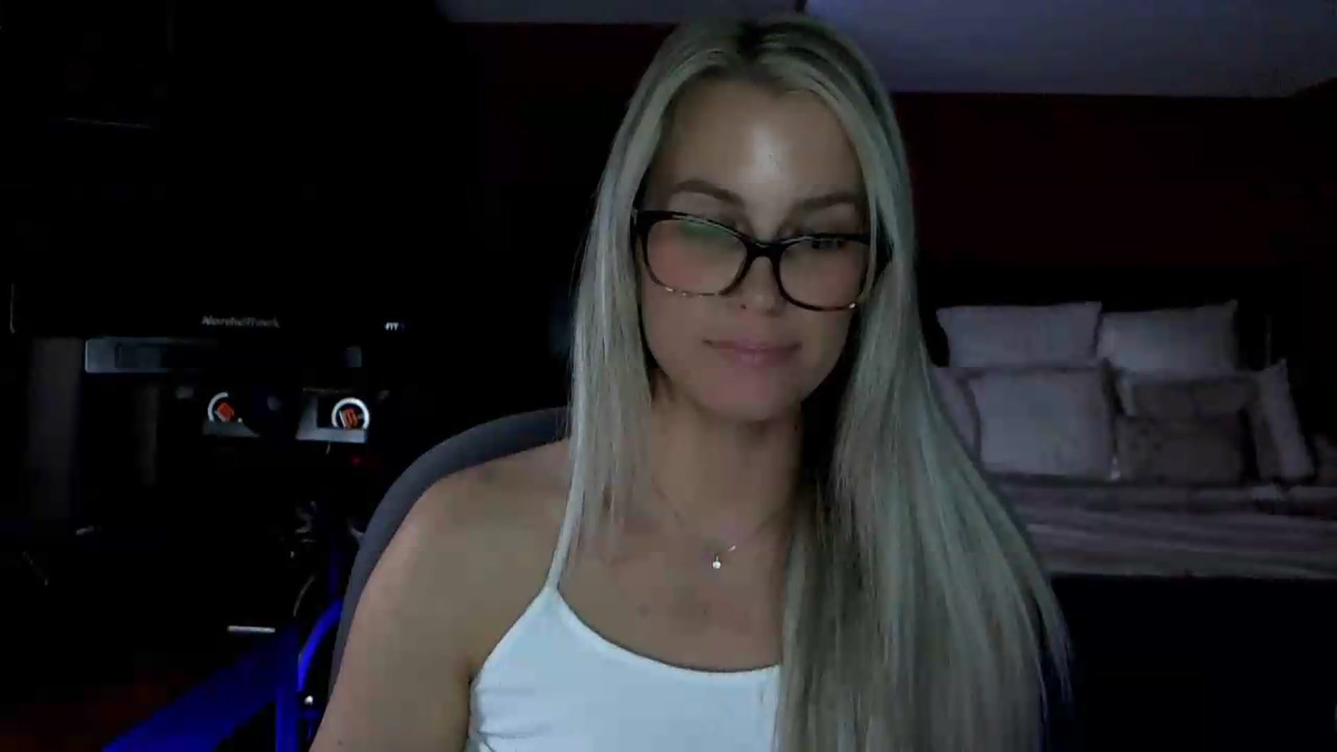 Gallery image thumbnail from Cora9's myfreecams stream on, 05/20/2026, 05:50 image 8 of 20