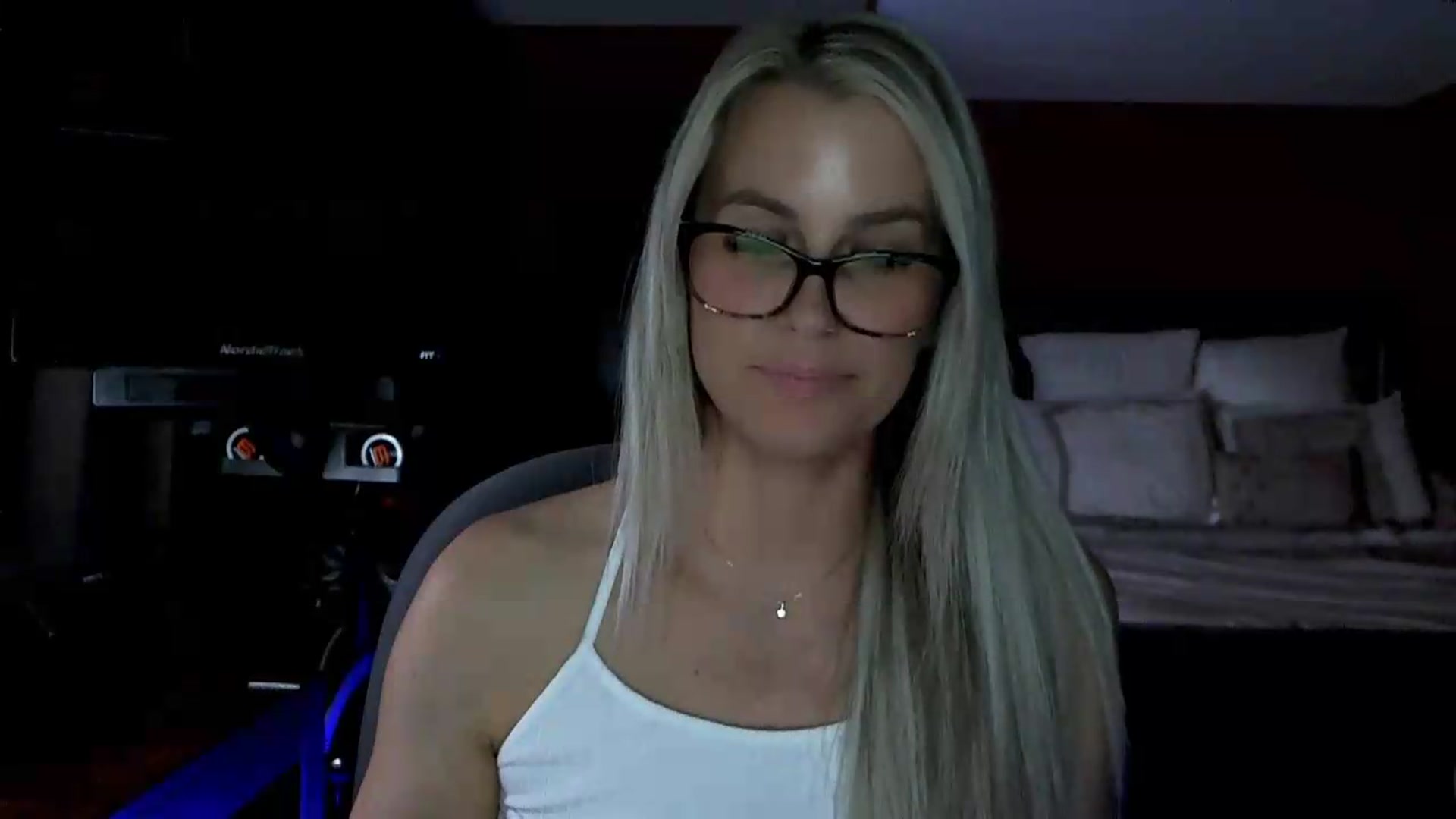 Gallery image thumbnail from Cora9's myfreecams stream on, 05/20/2026, 05:50 image 10 of 20