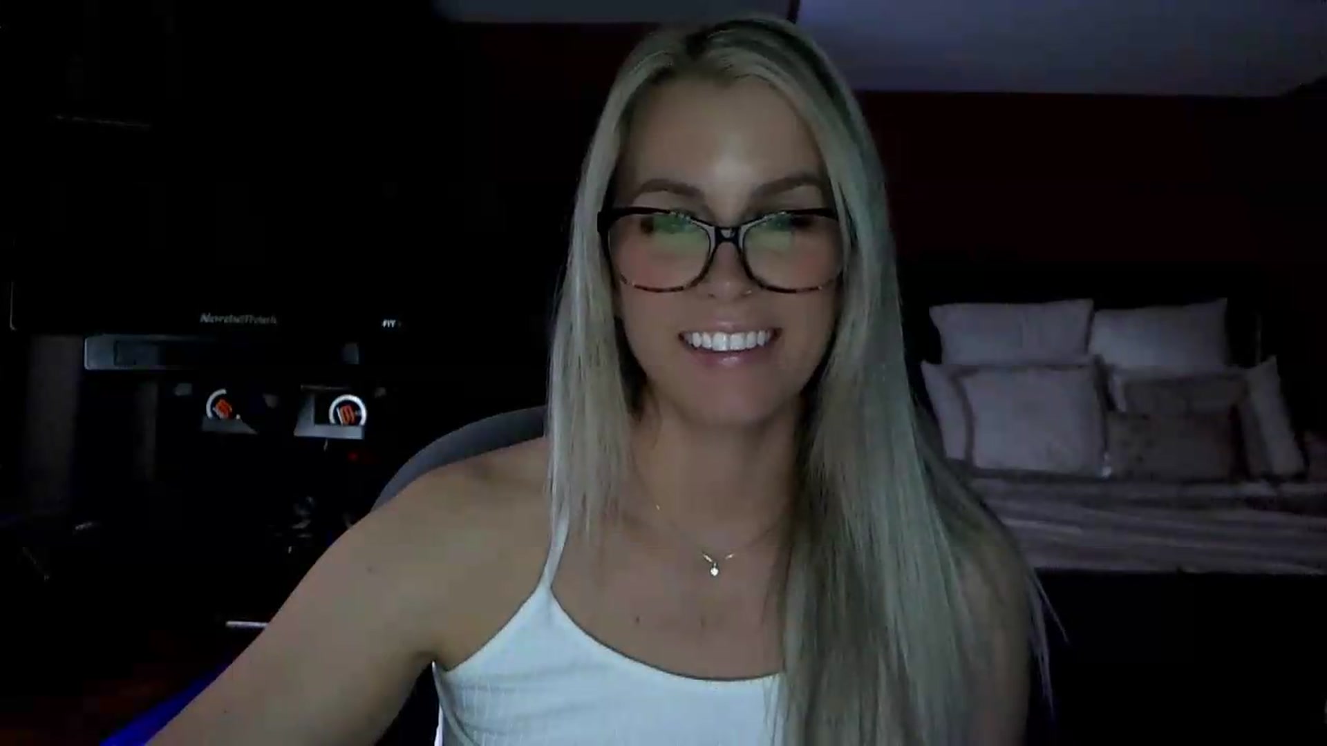 Gallery image thumbnail from Cora9's myfreecams stream on, 05/20/2026, 05:50 image 6 of 20