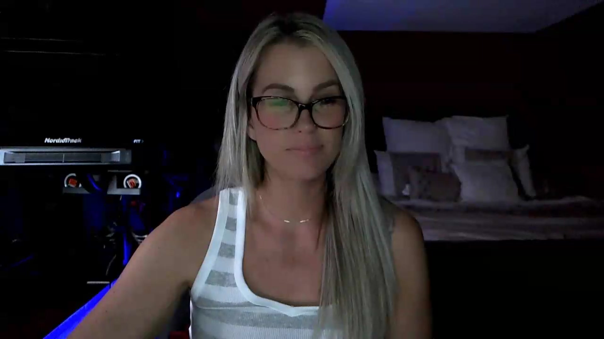 Gallery image thumbnail from Cora9's myfreecams stream on, 06/09/2026, 05:26 image 15 of 20