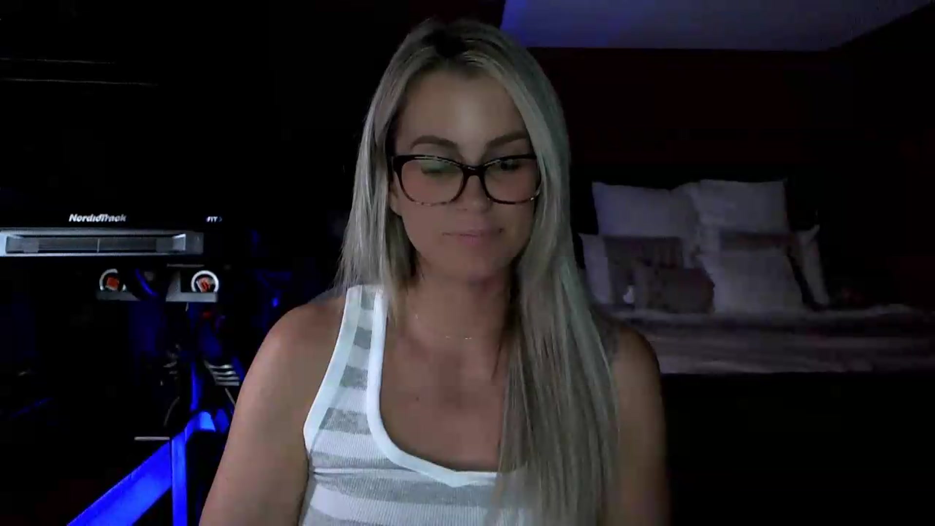 Gallery image thumbnail from Cora9's myfreecams stream on, 06/09/2026, 05:26 image 16 of 20