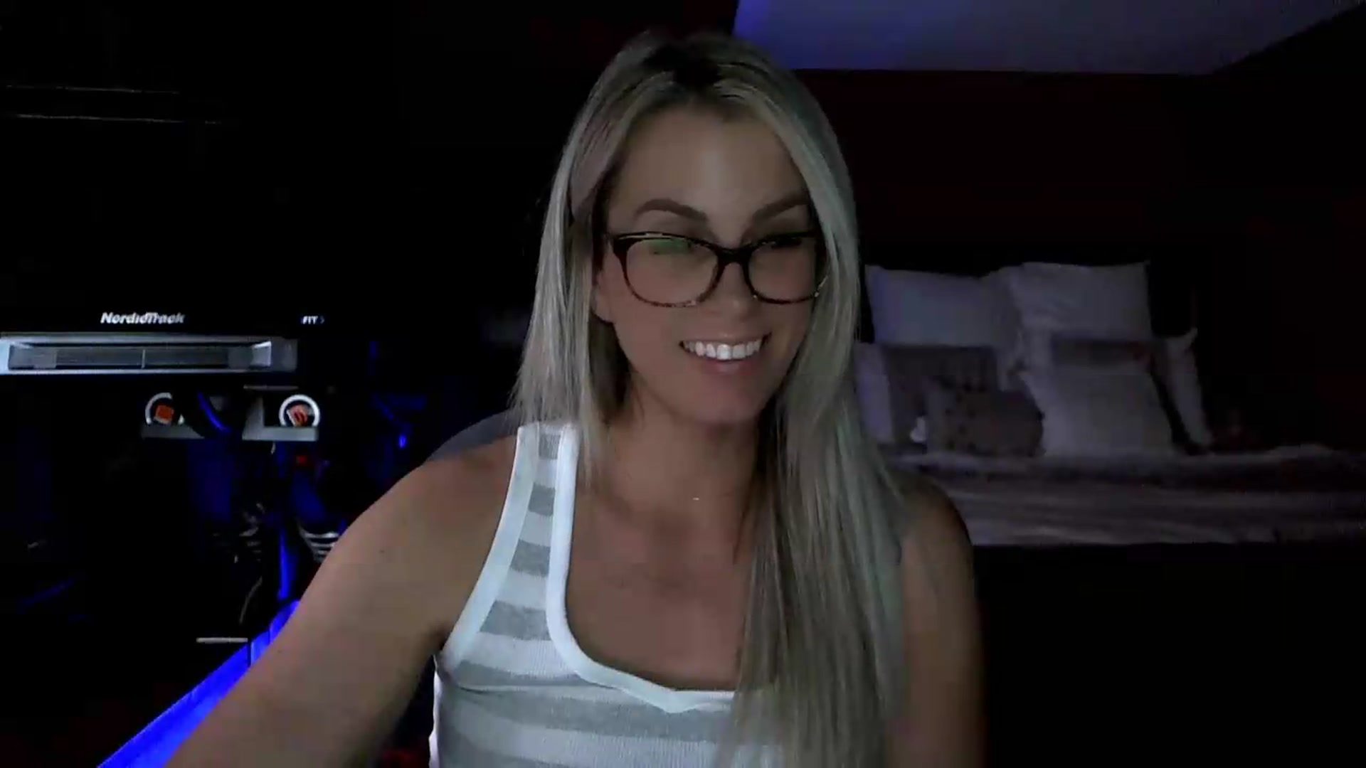 Gallery image thumbnail from Cora9's myfreecams stream on, 06/09/2026, 05:26 image 18 of 20