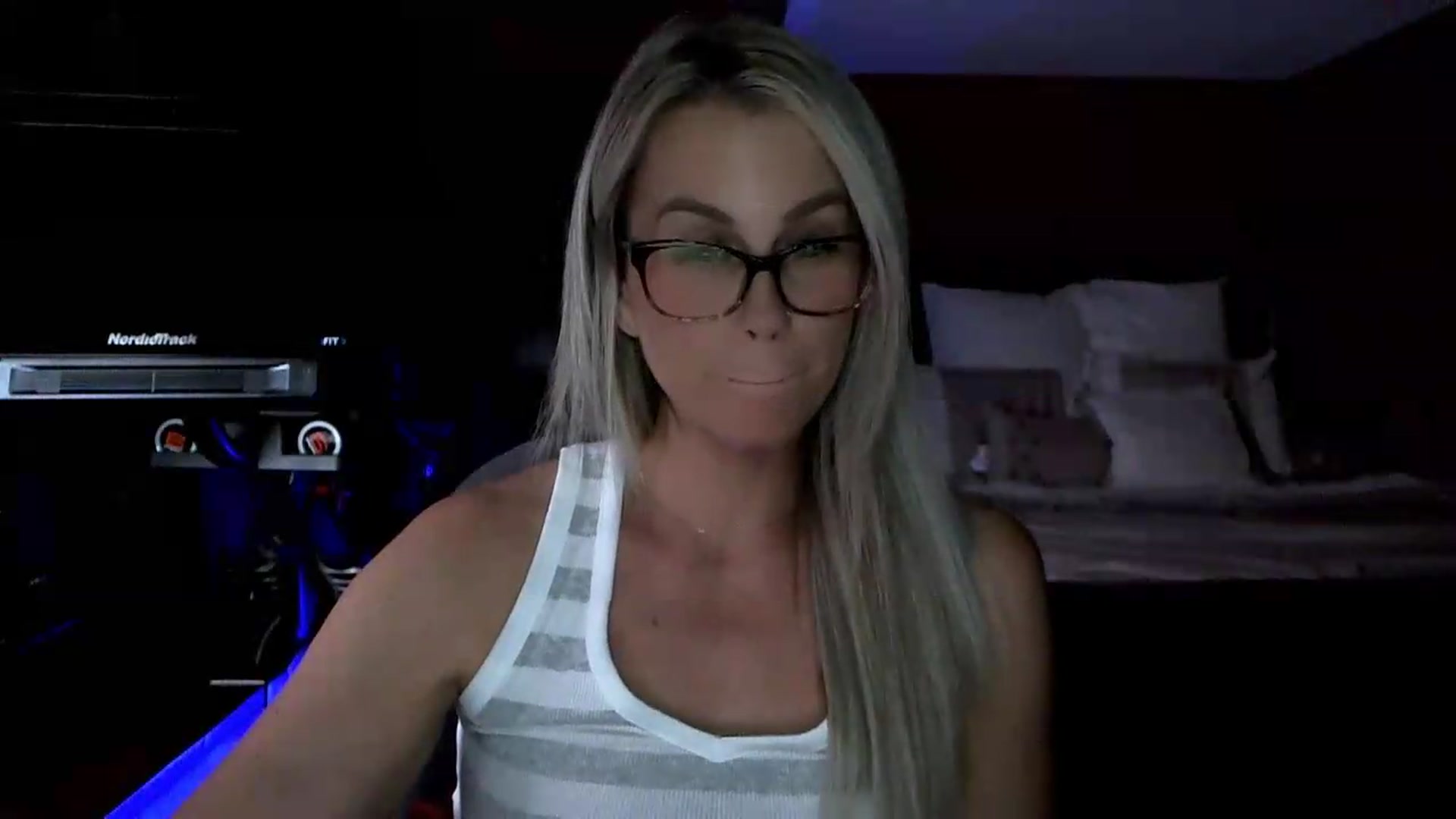 Gallery image thumbnail from Cora9's myfreecams stream on, 06/09/2026, 05:26 image 6 of 20