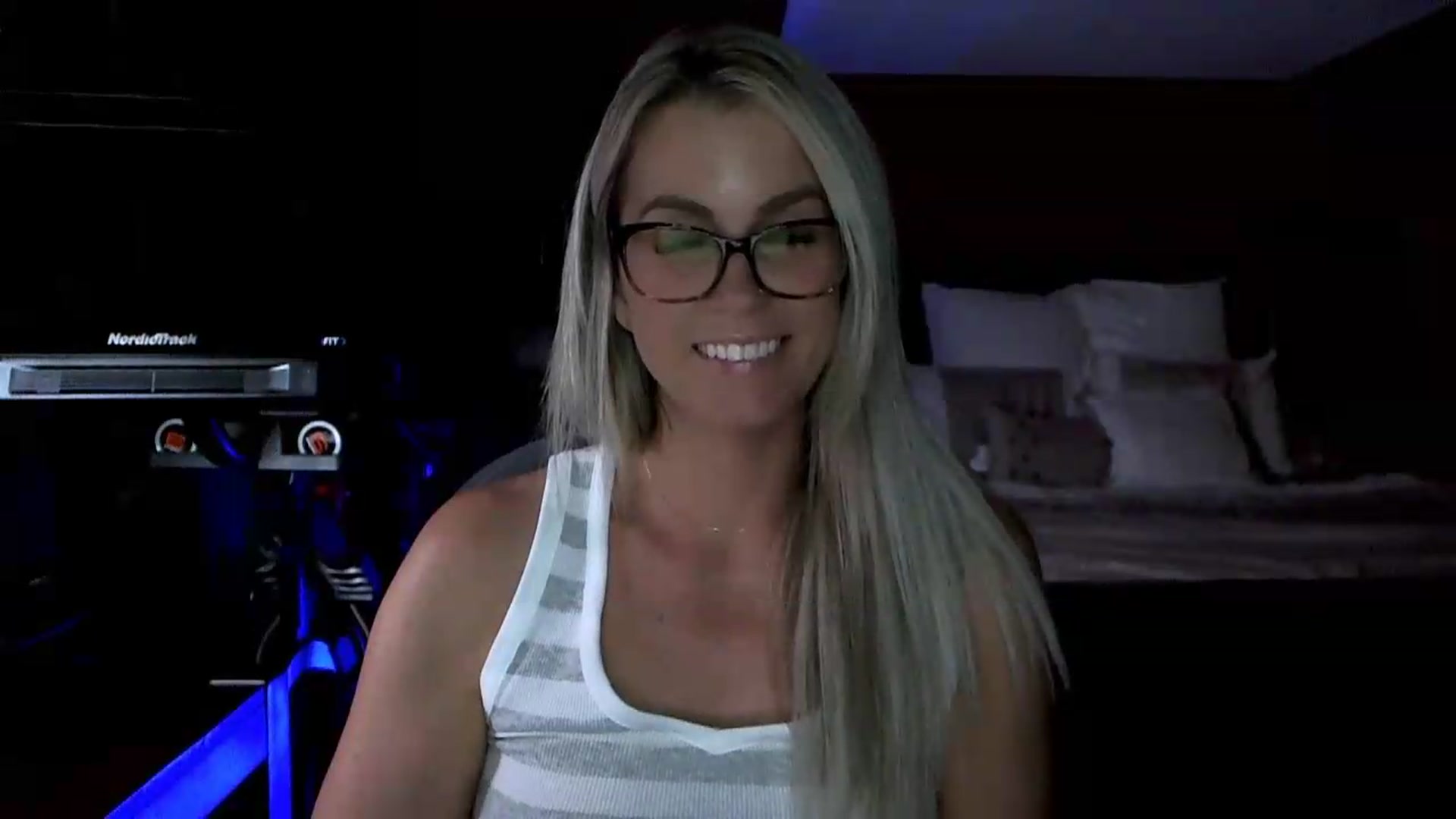 Gallery image thumbnail from Cora9's myfreecams stream on, 06/09/2026, 05:26 image 5 of 20