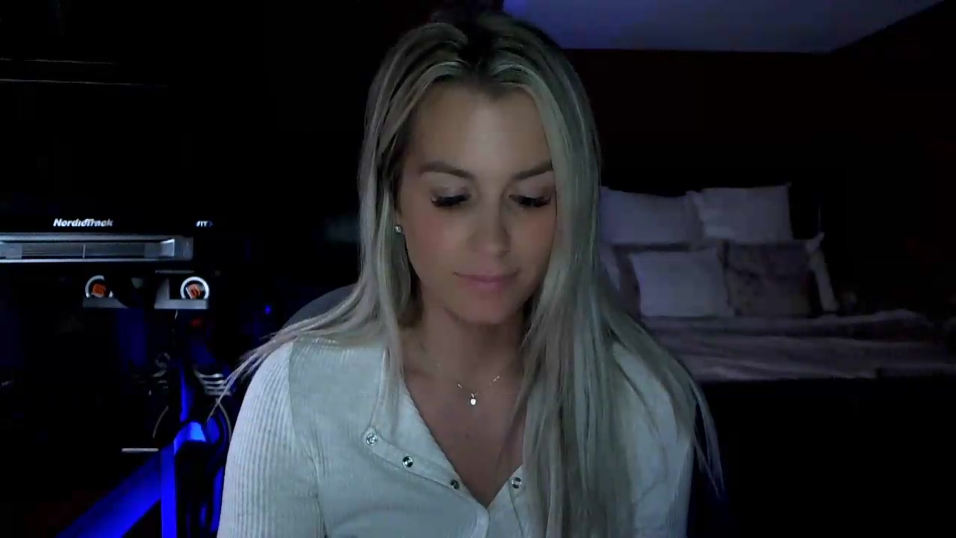Gallery image thumbnail from Cora9's myfreecams stream on, 06/12/2026, 06:28 image 19 of 20
