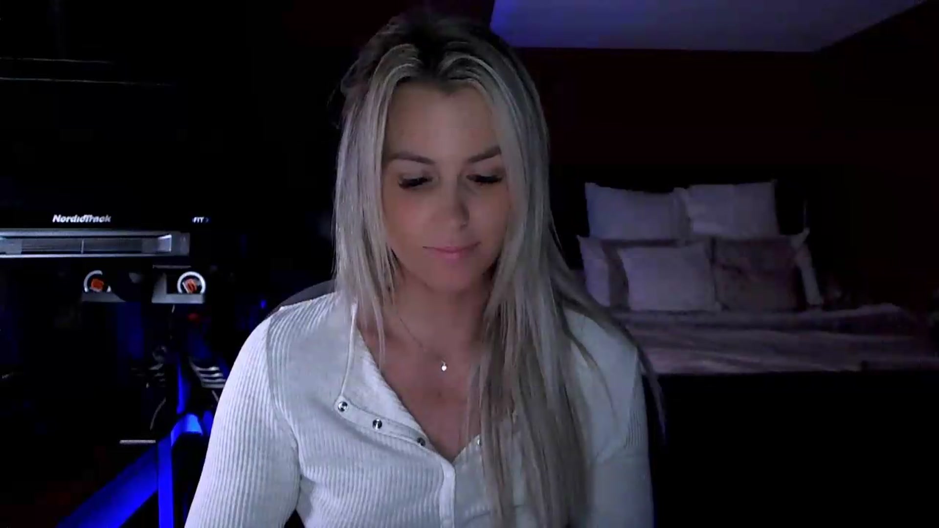 Gallery image thumbnail from Cora9's myfreecams stream on, 06/12/2026, 06:28 image 6 of 20