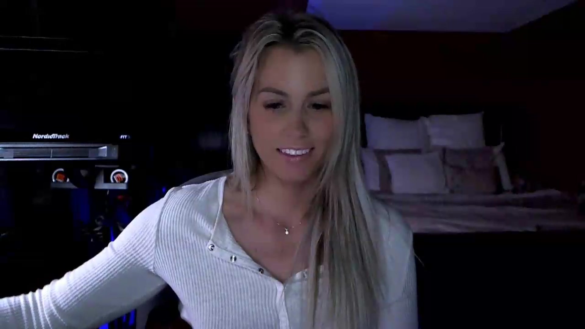 Gallery image thumbnail from Cora9's myfreecams stream on, 06/12/2026, 06:28 image 8 of 20