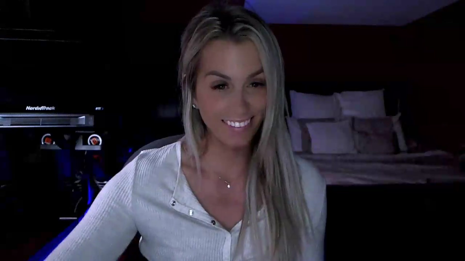 Gallery image thumbnail from Cora9's myfreecams stream on, 06/12/2026, 06:28 image 9 of 20