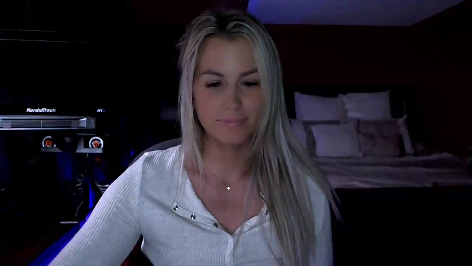 Gallery image thumbnail from Cora9's myfreecams stream on, 06/12/2026, 06:28 image 7 of 20