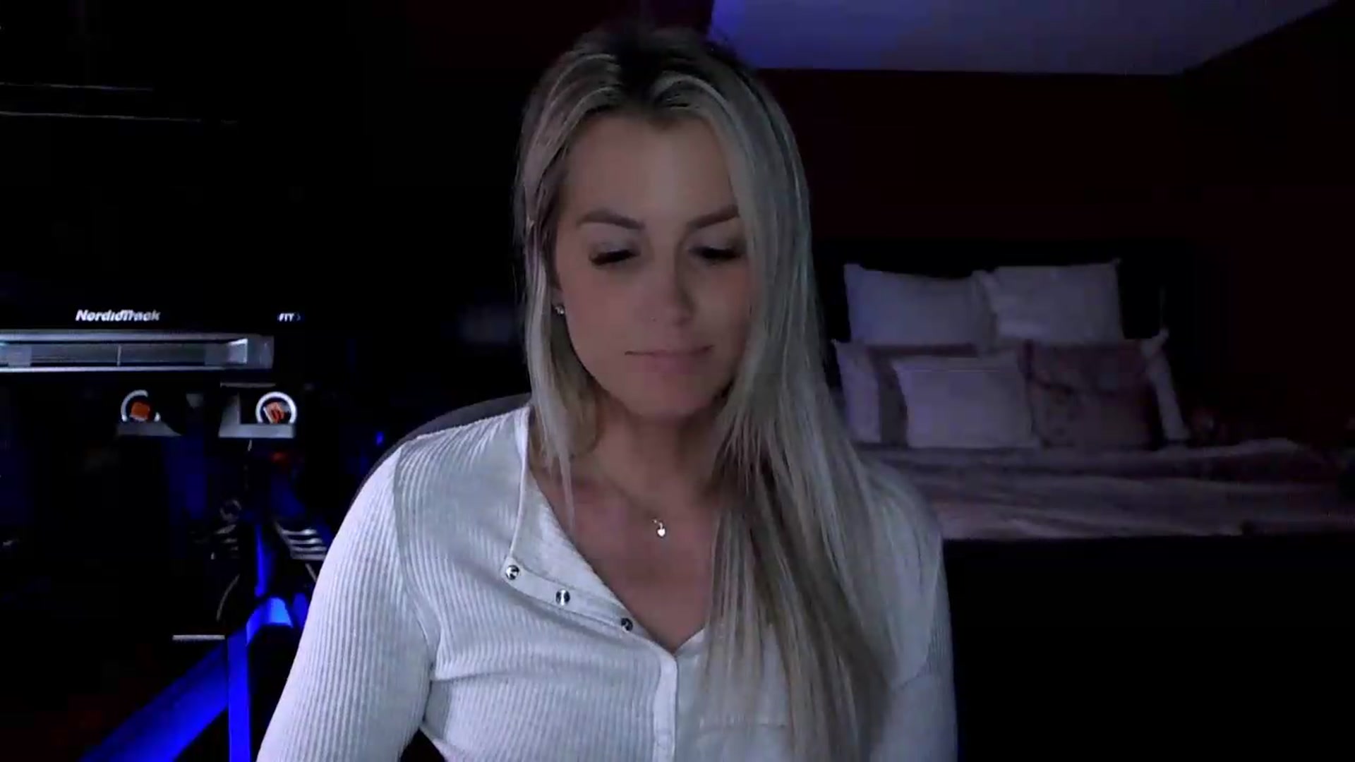 Gallery image thumbnail from Cora9's myfreecams stream on, 06/12/2026, 06:28 image 10 of 20
