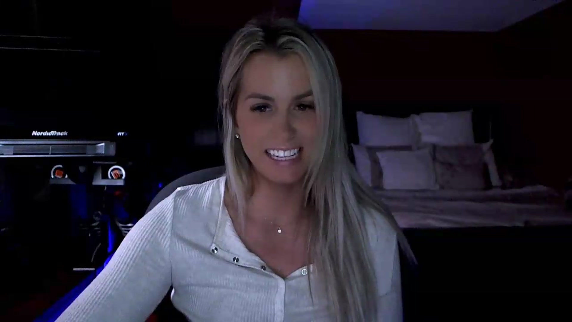 Gallery image thumbnail from Cora9's myfreecams stream on, 06/12/2026, 06:28 image 12 of 20