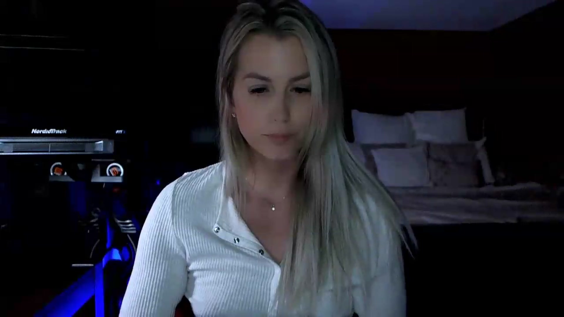 Gallery image thumbnail from Cora9's myfreecams stream on, 06/12/2026, 06:28 image 15 of 20