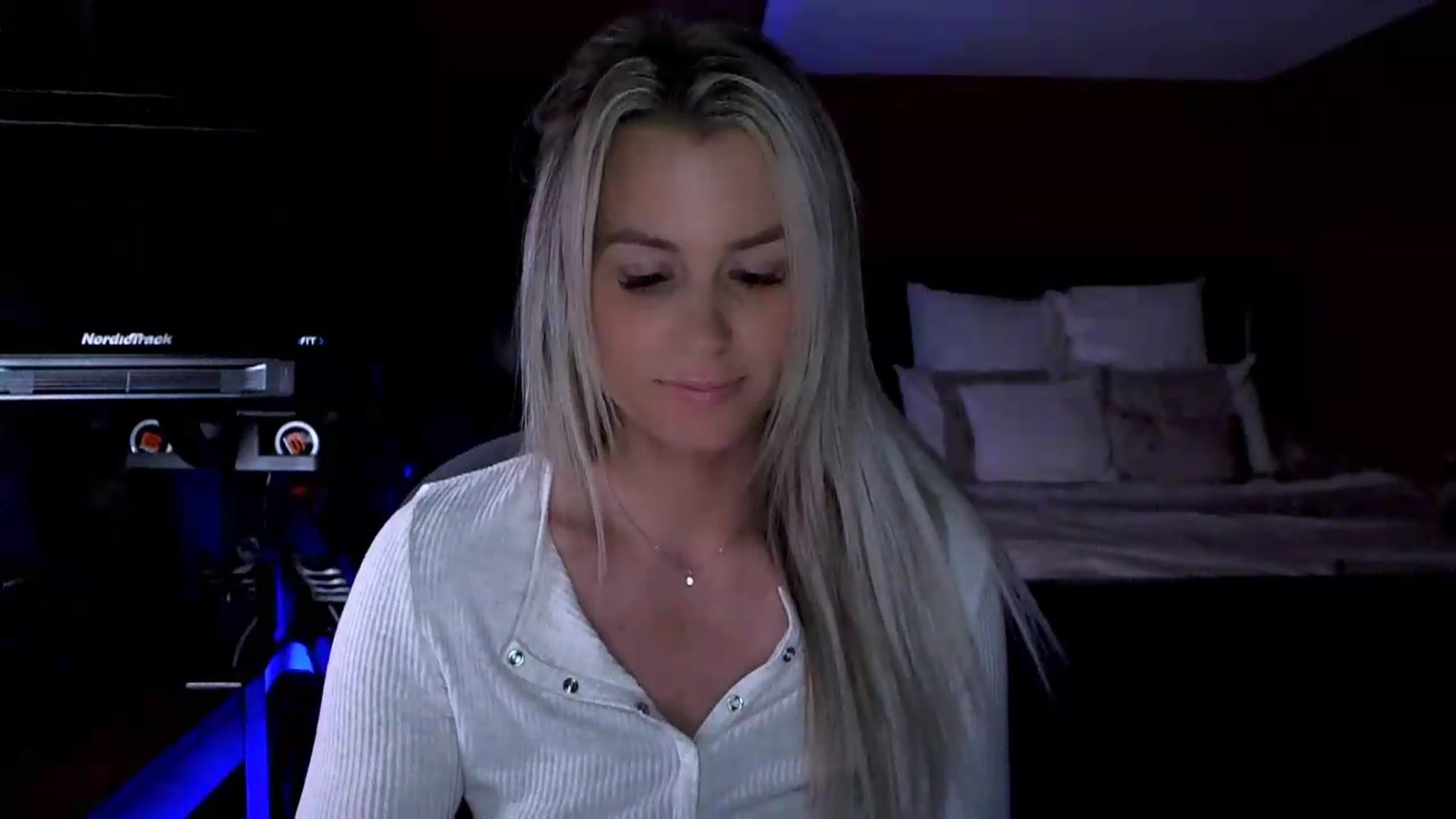 Gallery image thumbnail from Cora9's myfreecams stream on, 06/12/2026, 06:28 image 3 of 20