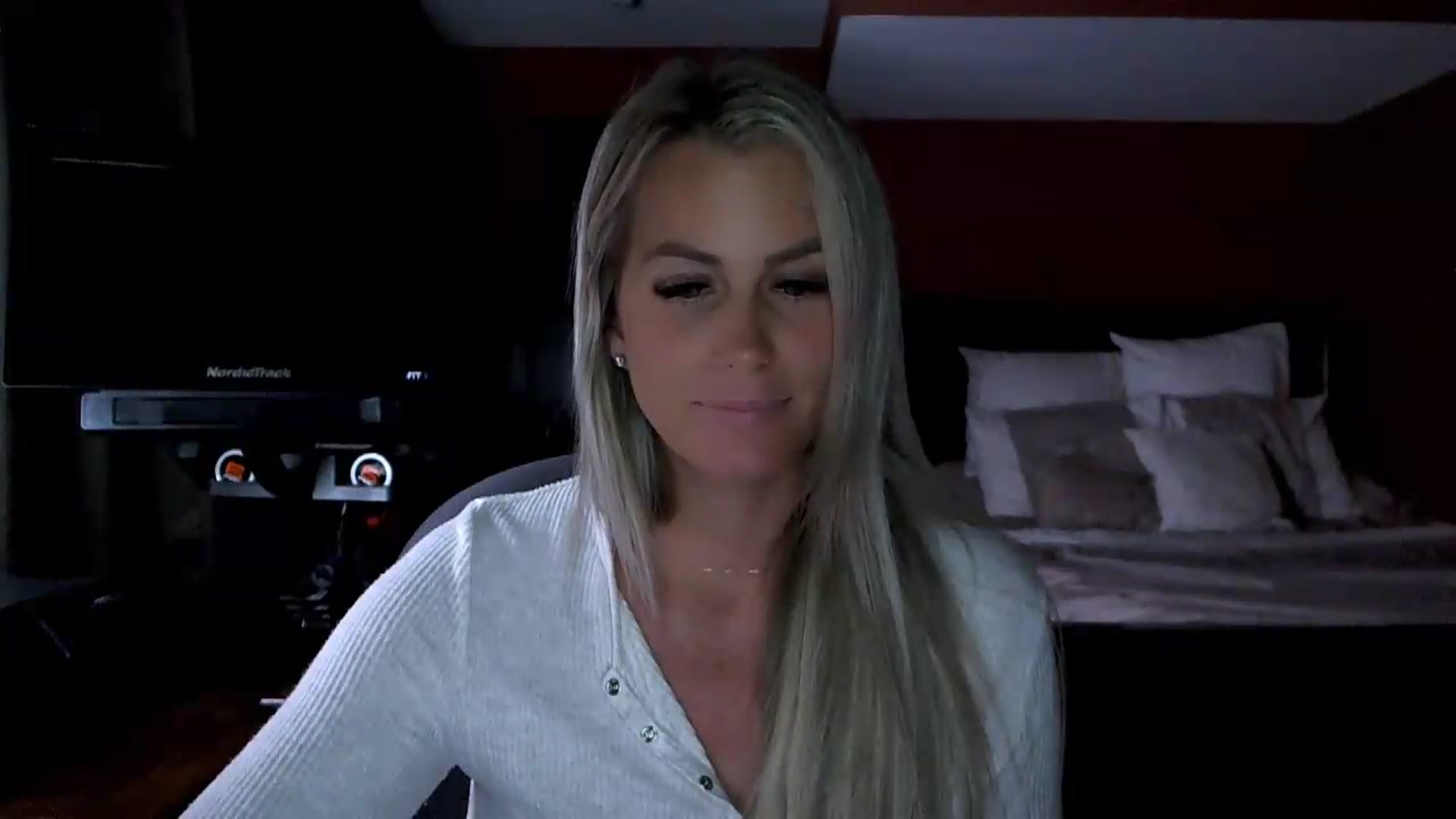 Gallery image thumbnail from Cora9's myfreecams stream on, 07/24/2026, 06:55 image 17 of 20