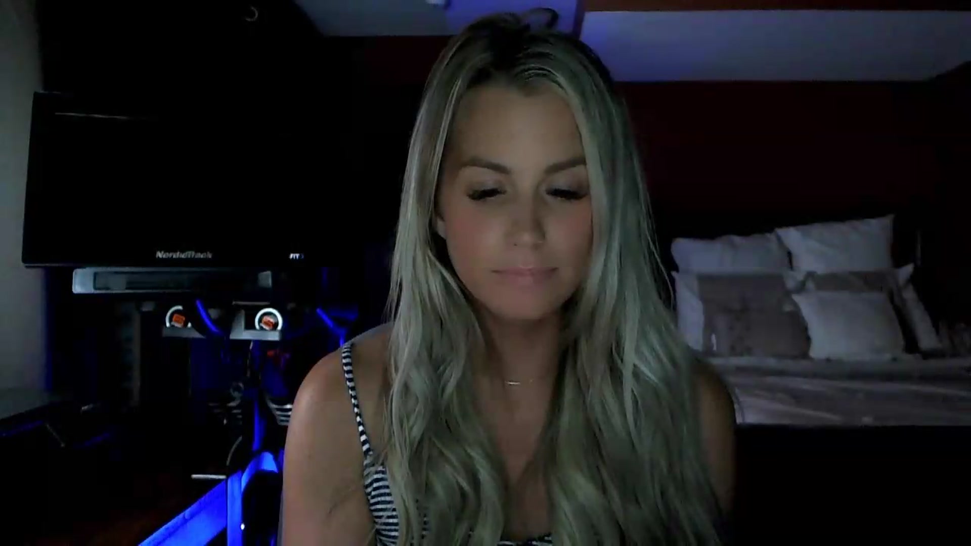 Gallery image thumbnail from Cora9's myfreecams stream on, 08/11/2026, 06:00 image 18 of 20