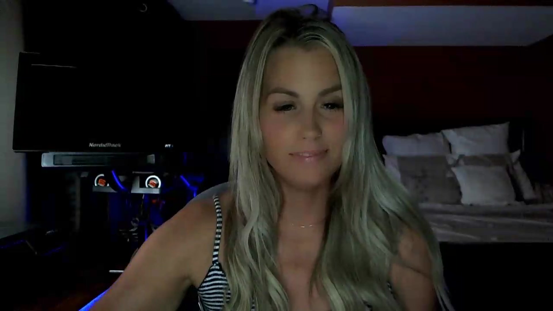 Gallery image thumbnail from Cora9's myfreecams stream on, 08/11/2026, 06:00 image 2 of 20