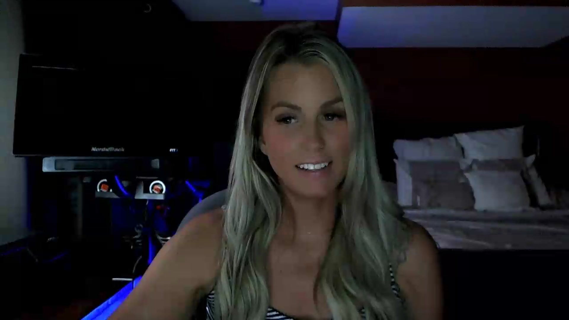 Gallery image thumbnail from Cora9's myfreecams stream on, 08/11/2026, 06:00 image 12 of 20