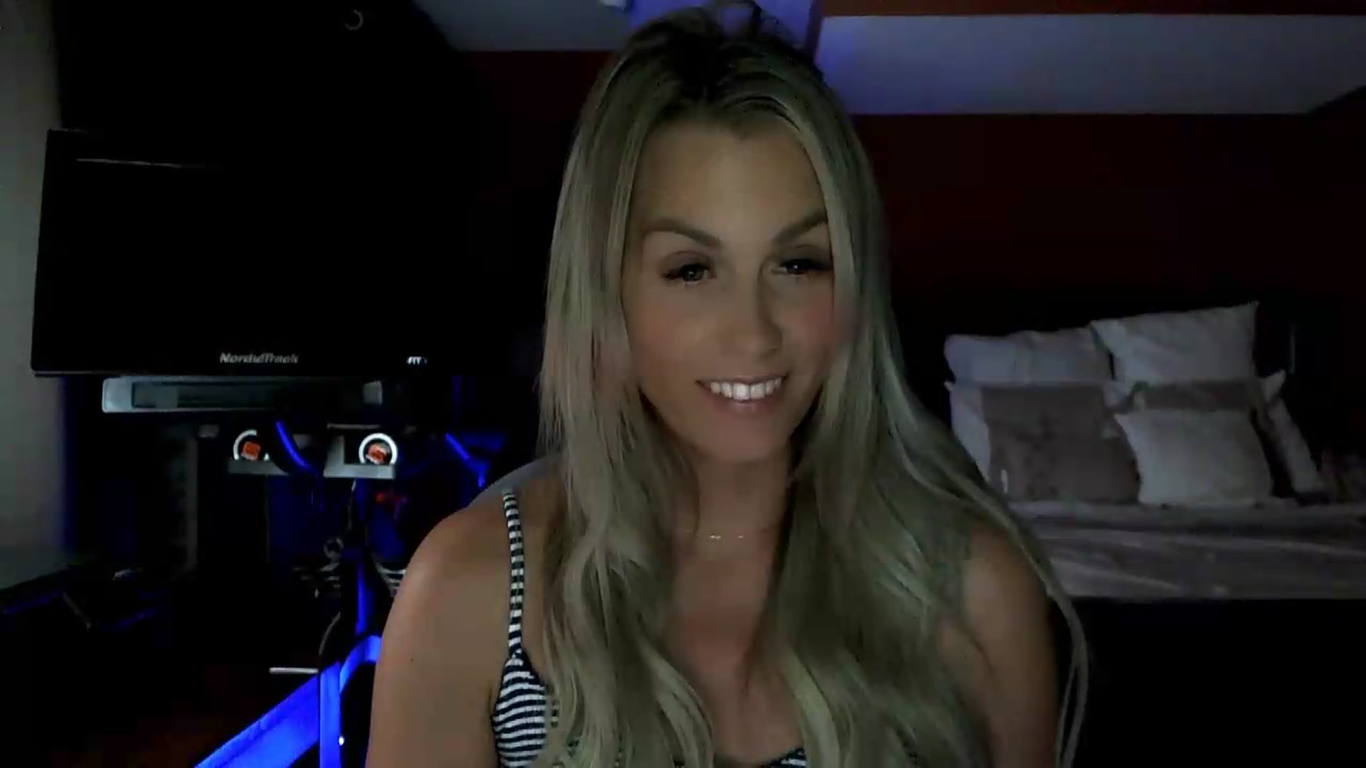 Gallery image thumbnail from Cora9's myfreecams stream on, 08/11/2026, 06:00 image 7 of 20
