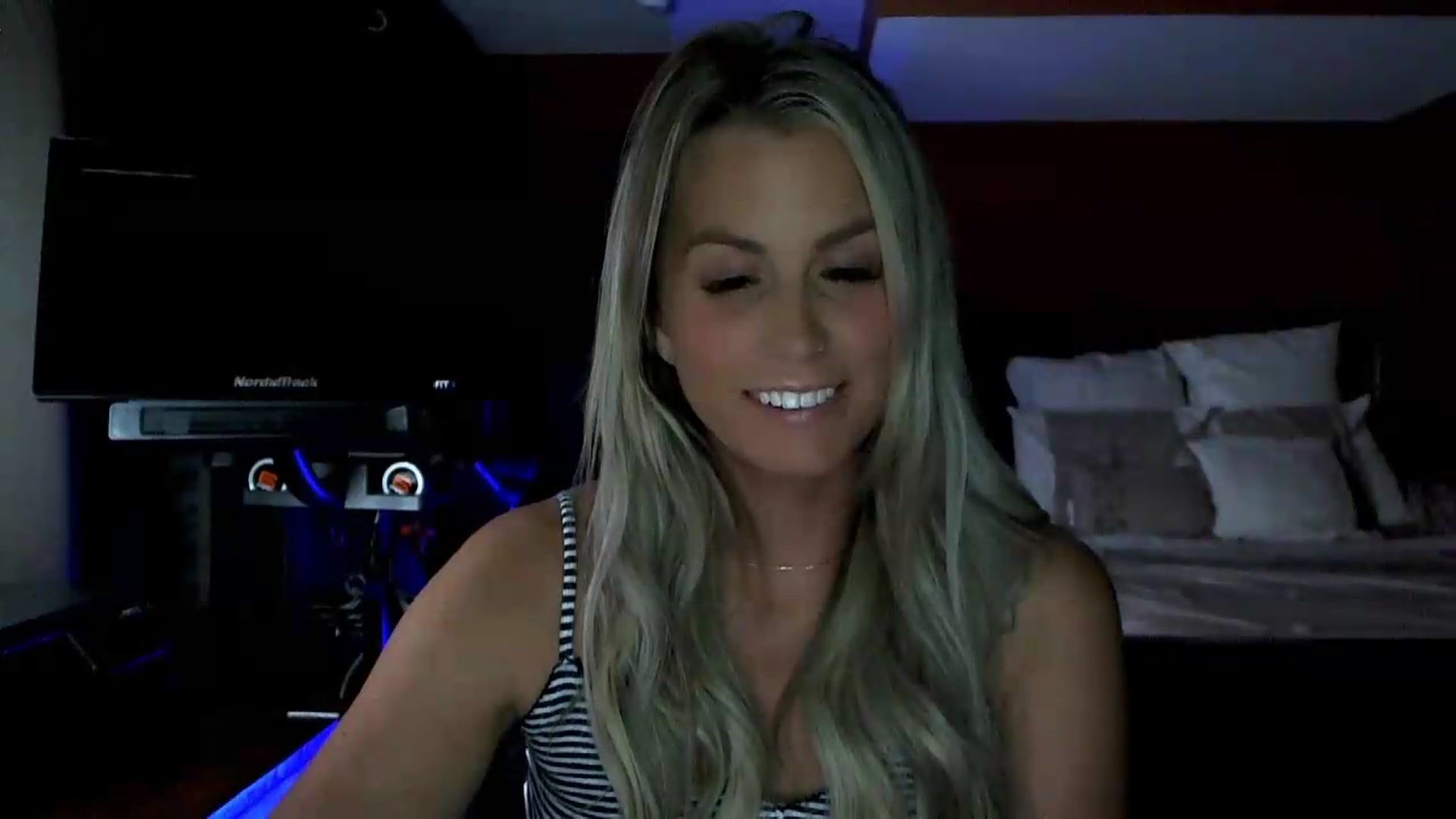 Gallery image thumbnail from Cora9's myfreecams stream on, 08/11/2026, 06:00 image 16 of 20
