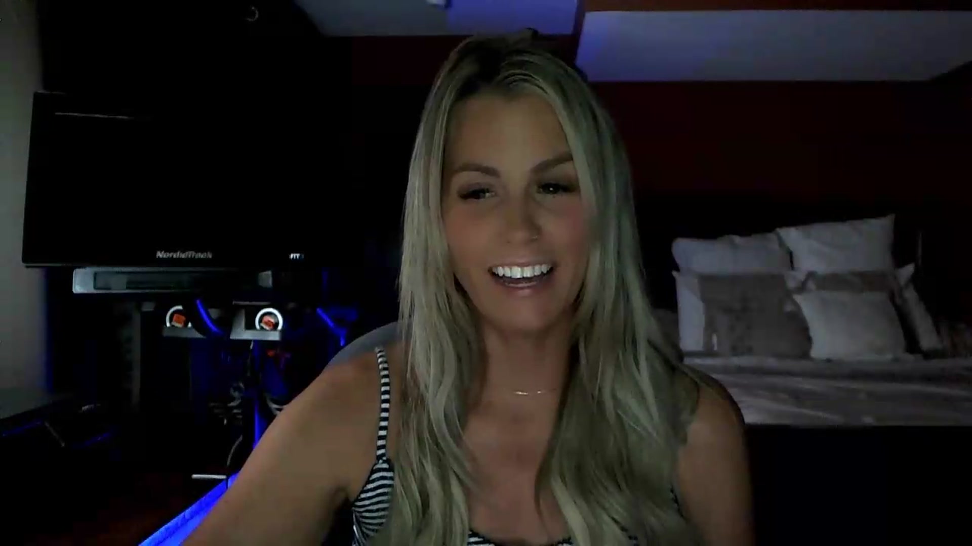 Gallery image thumbnail from Cora9's myfreecams stream on, 08/11/2026, 06:00 image 9 of 20