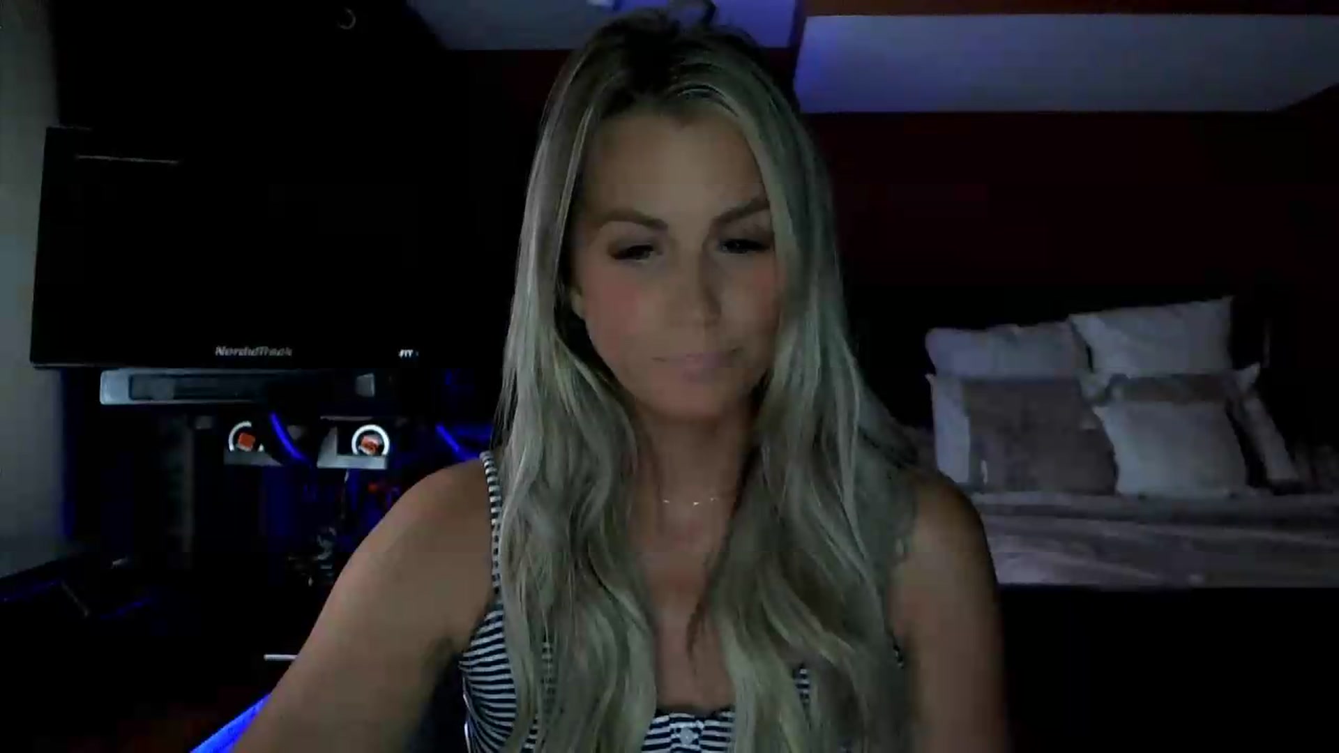 Gallery image thumbnail from Cora9's myfreecams stream on, 08/11/2026, 06:00 image 14 of 20