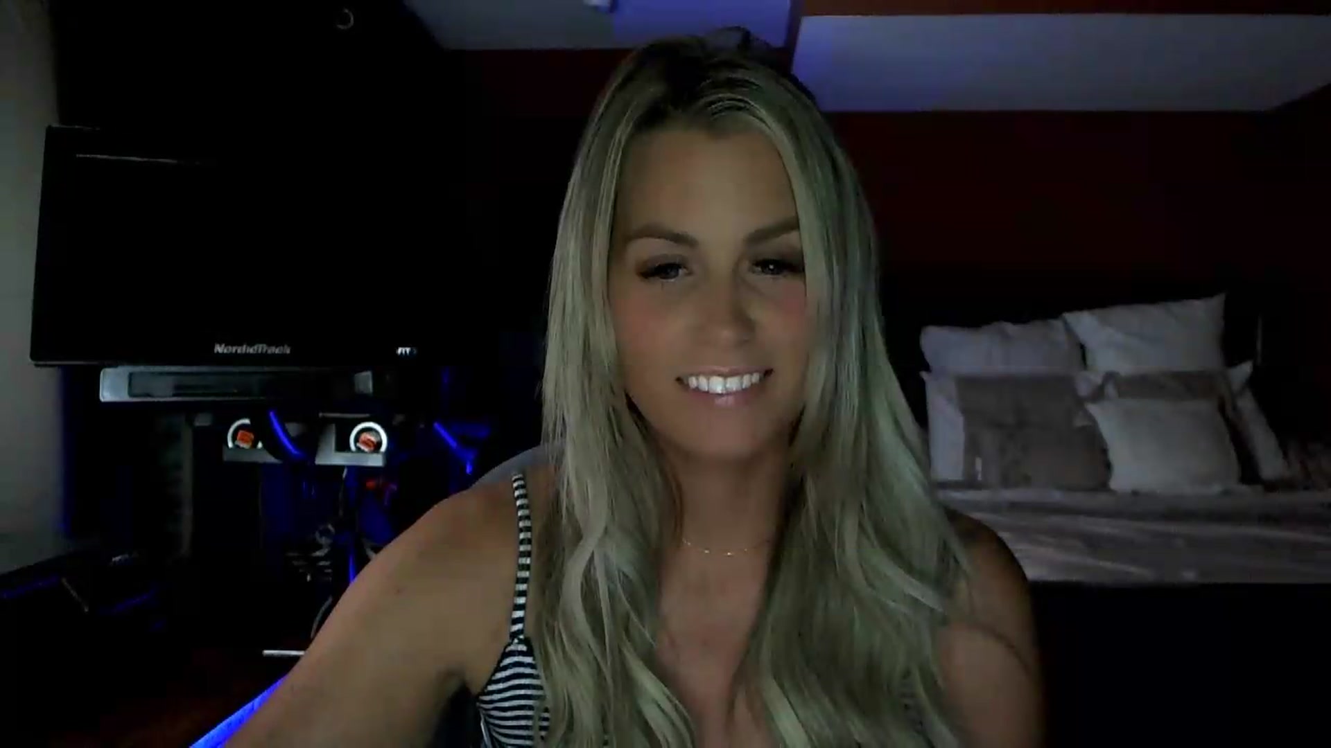 Gallery image thumbnail from Cora9's myfreecams stream on, 08/11/2026, 06:00 image 4 of 20