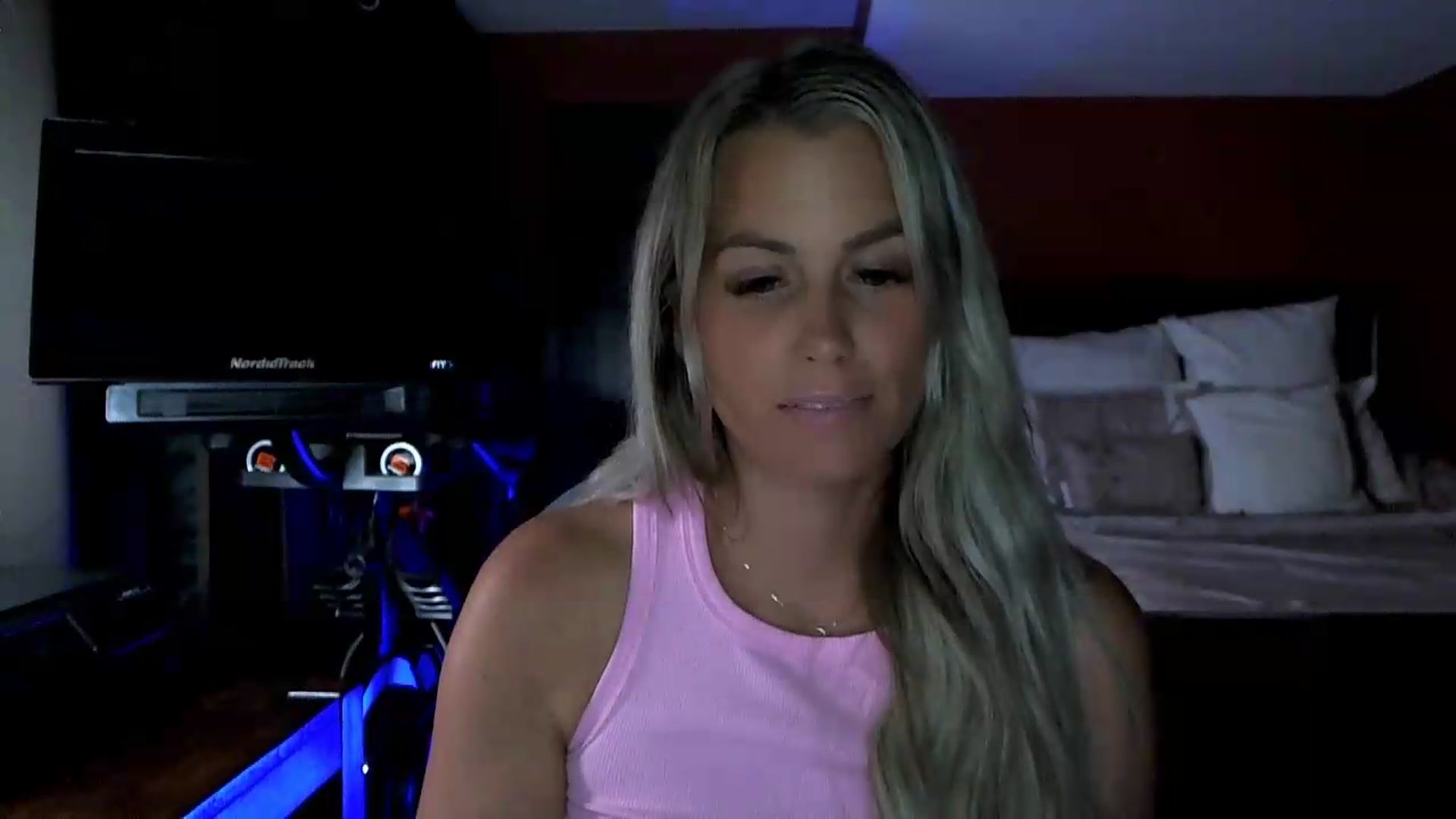 Gallery image thumbnail from Cora9's myfreecams stream on, 08/12/2026, 05:39 image 15 of 20