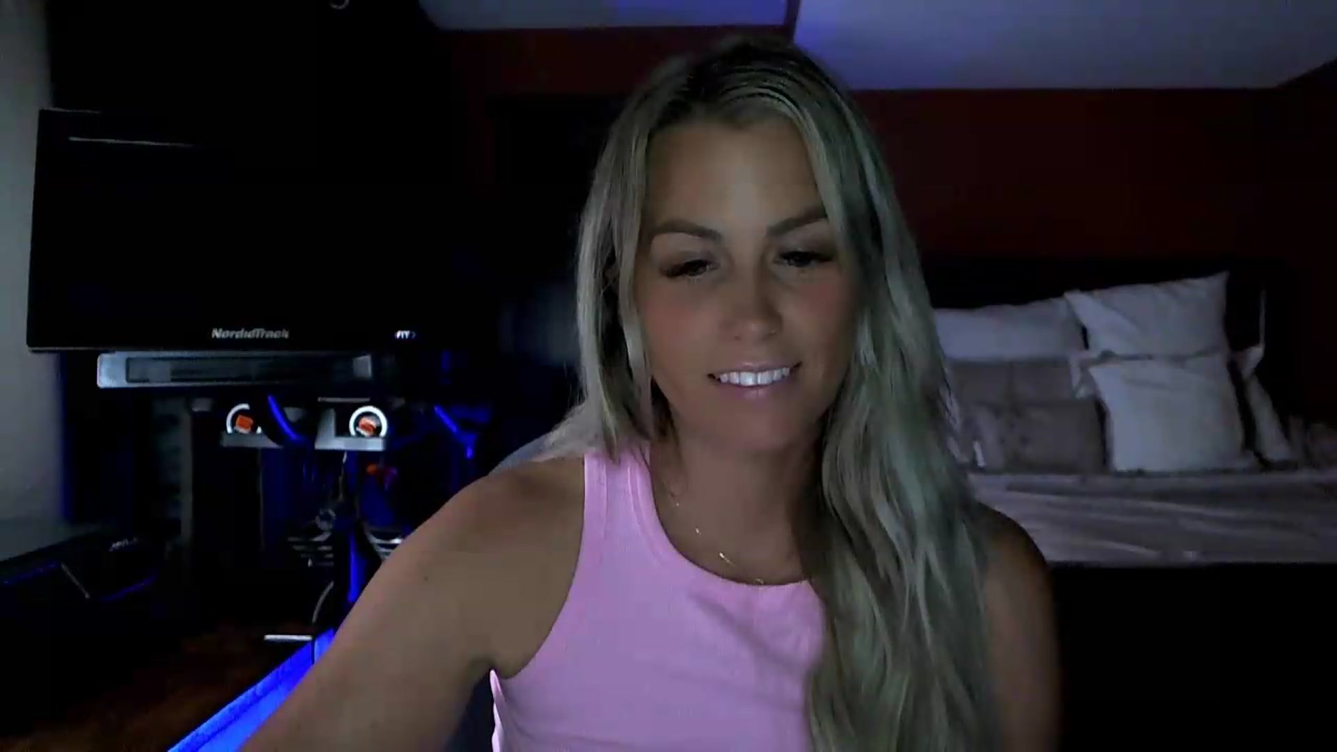 Gallery image thumbnail from Cora9's myfreecams stream on, 08/12/2026, 05:39 image 14 of 20
